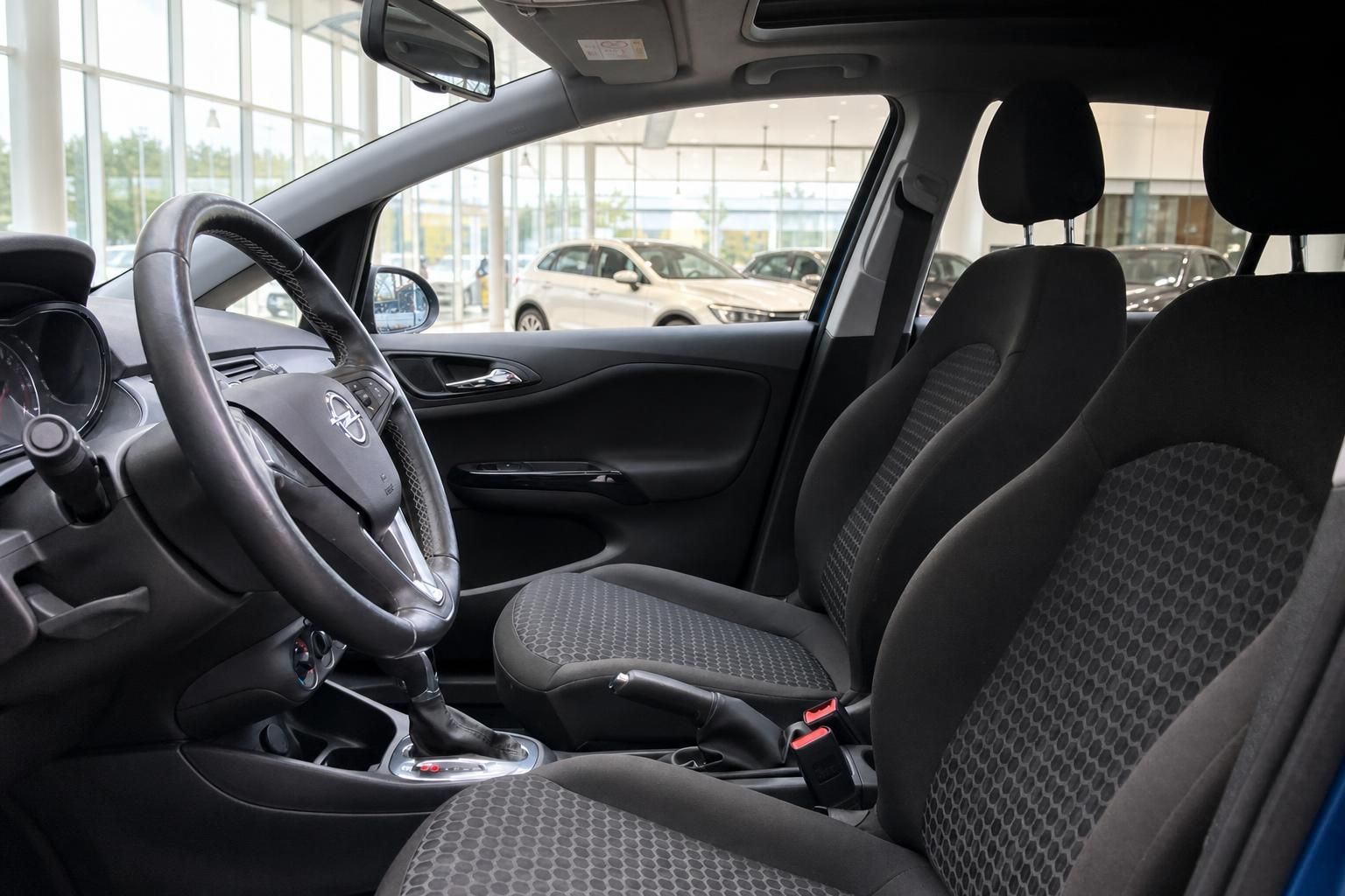 Cockpit und Fahrersitz Opel mit Lenkrad und Stoffausstattung