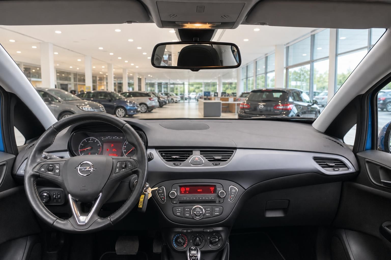 Armaturenbrett Opel mit Lenkrad und Mittelkonsole im Innenraum