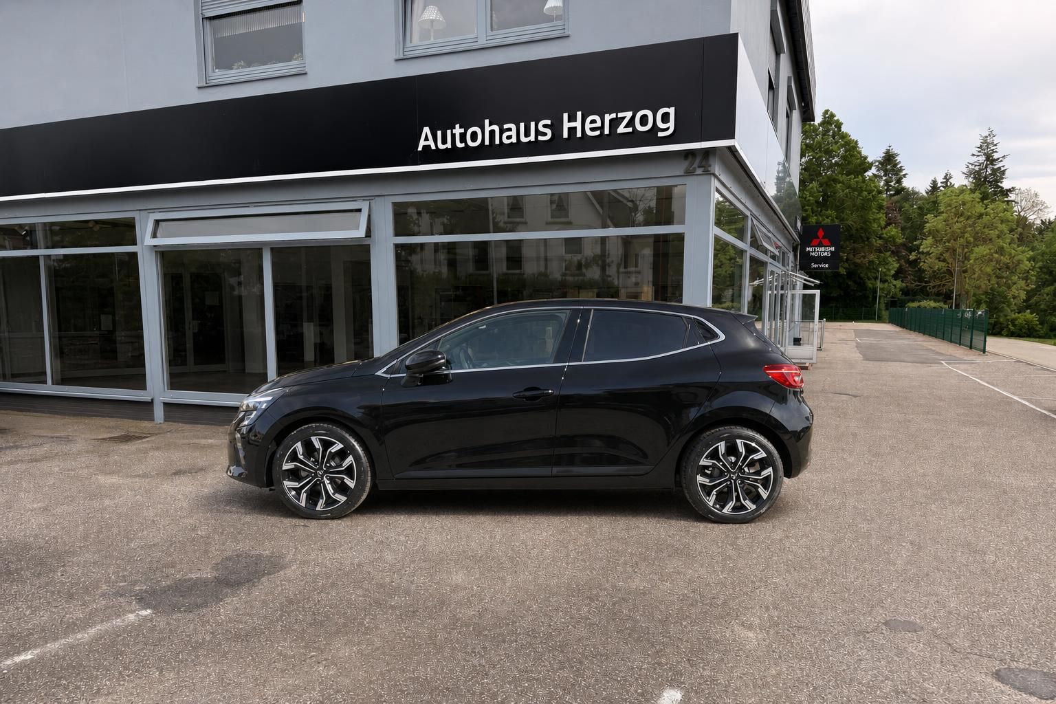 Schwarzer Renault Kleinwagen Seitenansicht - kompakte Bauweise mit sportlichen Felgen vor Autohaus