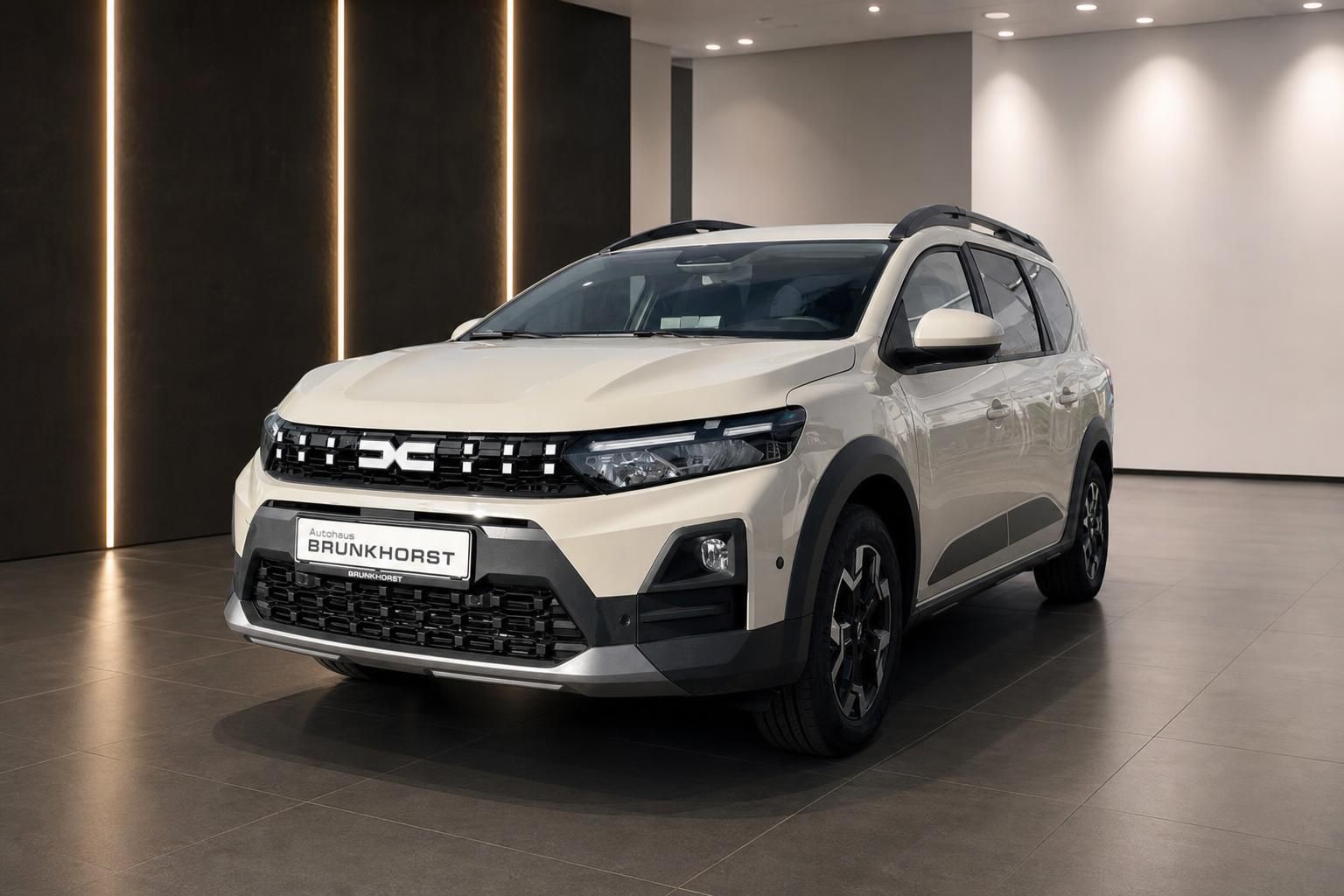 Dacia Jogger weiss Frontansicht im Autohaus Brunkhorst Showroom mit moderner Beleuchtung