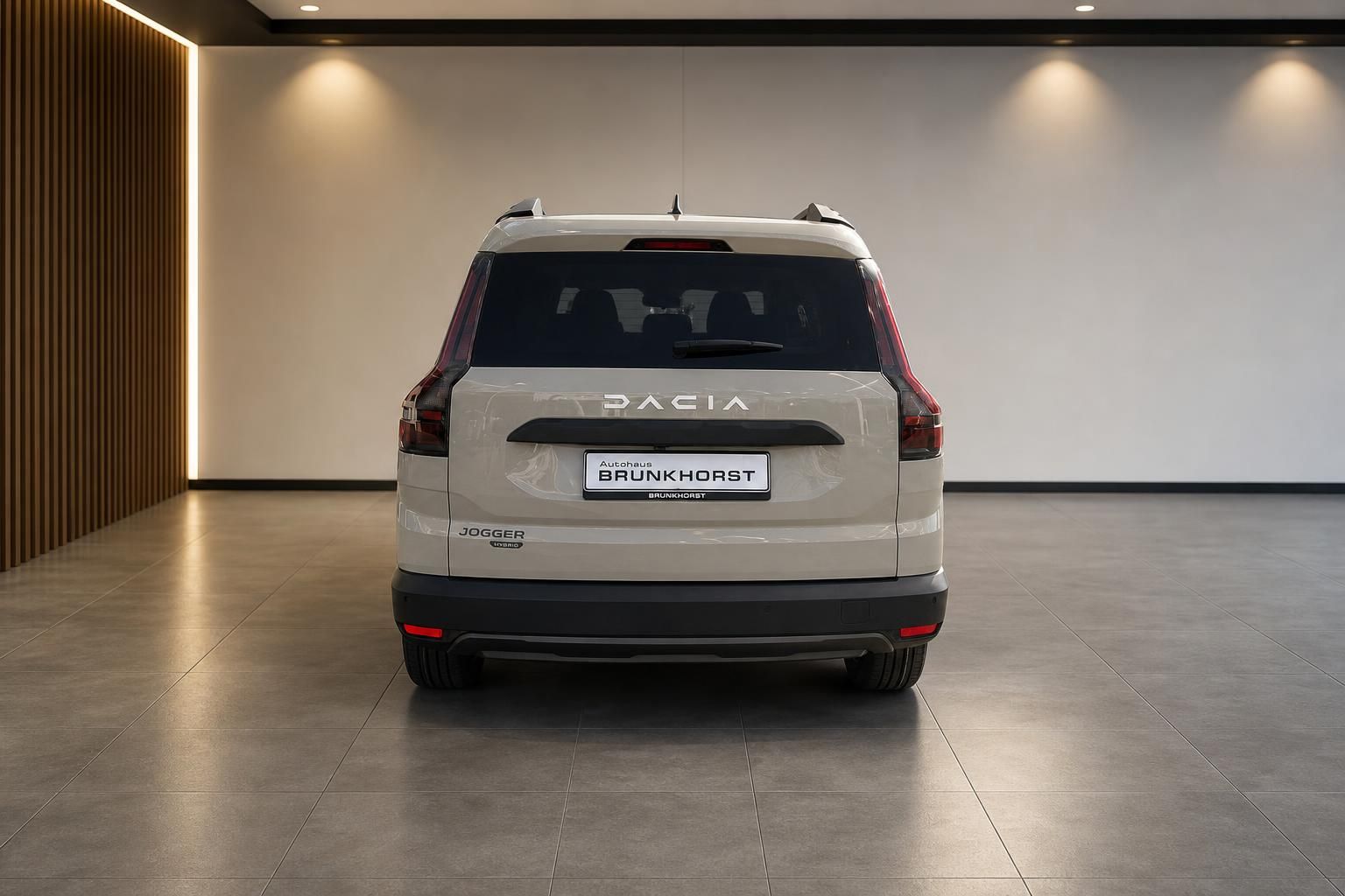Dacia Jogger weiss Heckansicht im Autohaus Brunkhorst mit sichtbarem Kennzeichen und Rücklichtern