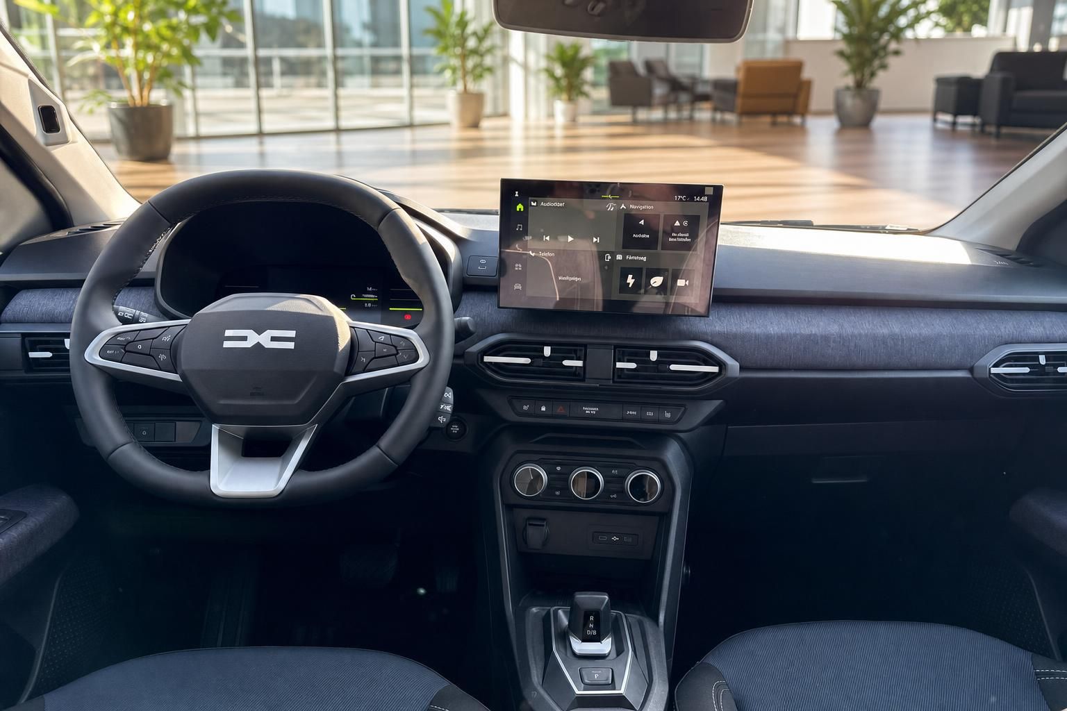 Dacia Jogger Cockpit mit Touchscreen, Lenkrad und Armaturenbrett im modernen Innendesign
