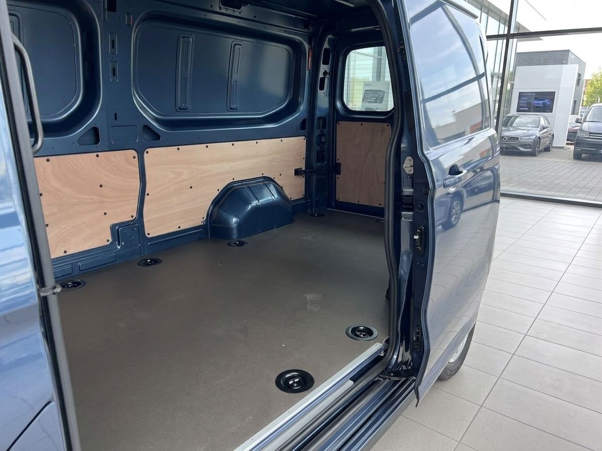 Laderaum eines Transporters mit Holzverkleidung, Zurrösen und offenem Heckbereich