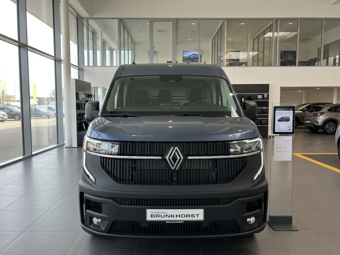 Renault Master Kastenwagen grau - Frontansicht mit Kühlergrill im Autohaus Showroom