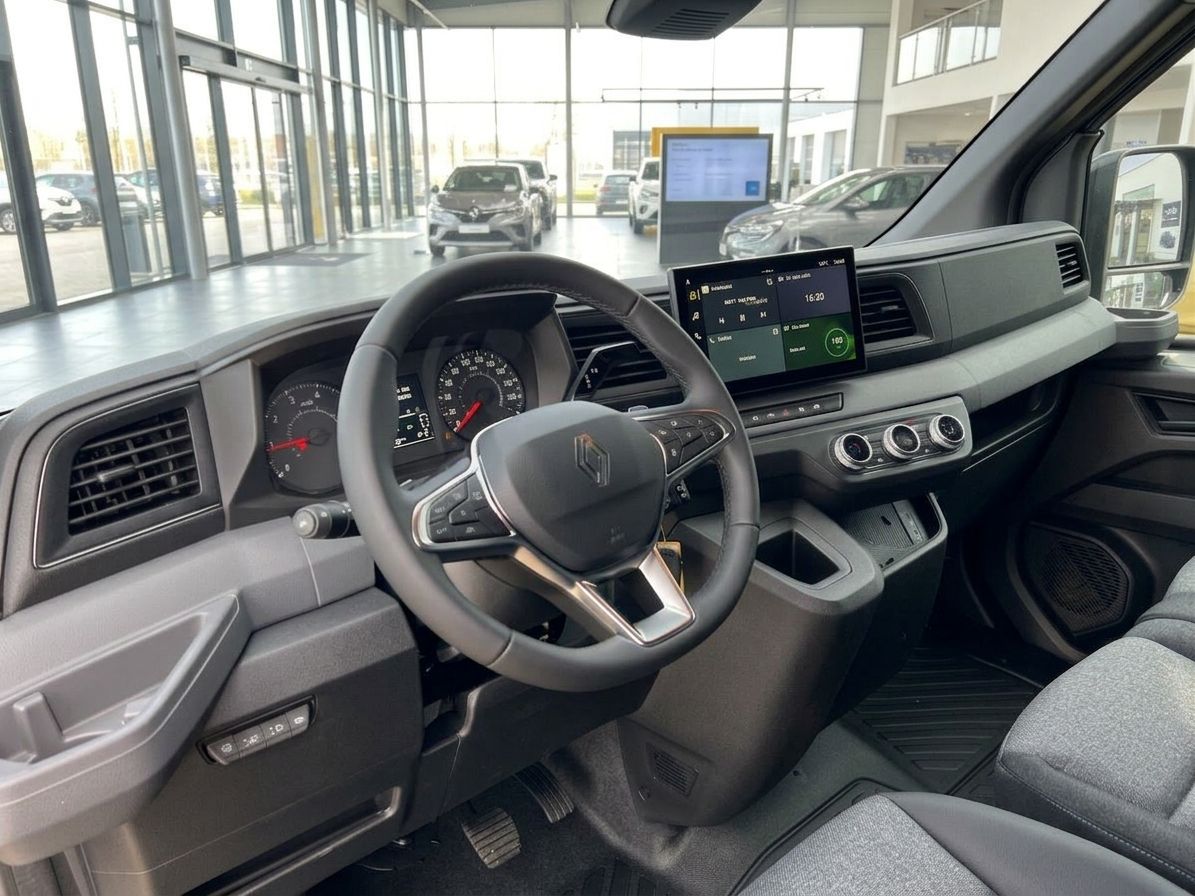 Innenraum eines Fahrzeugs mit Lenkrad, Armaturenbrett und Touchscreen-Display im Autohaus