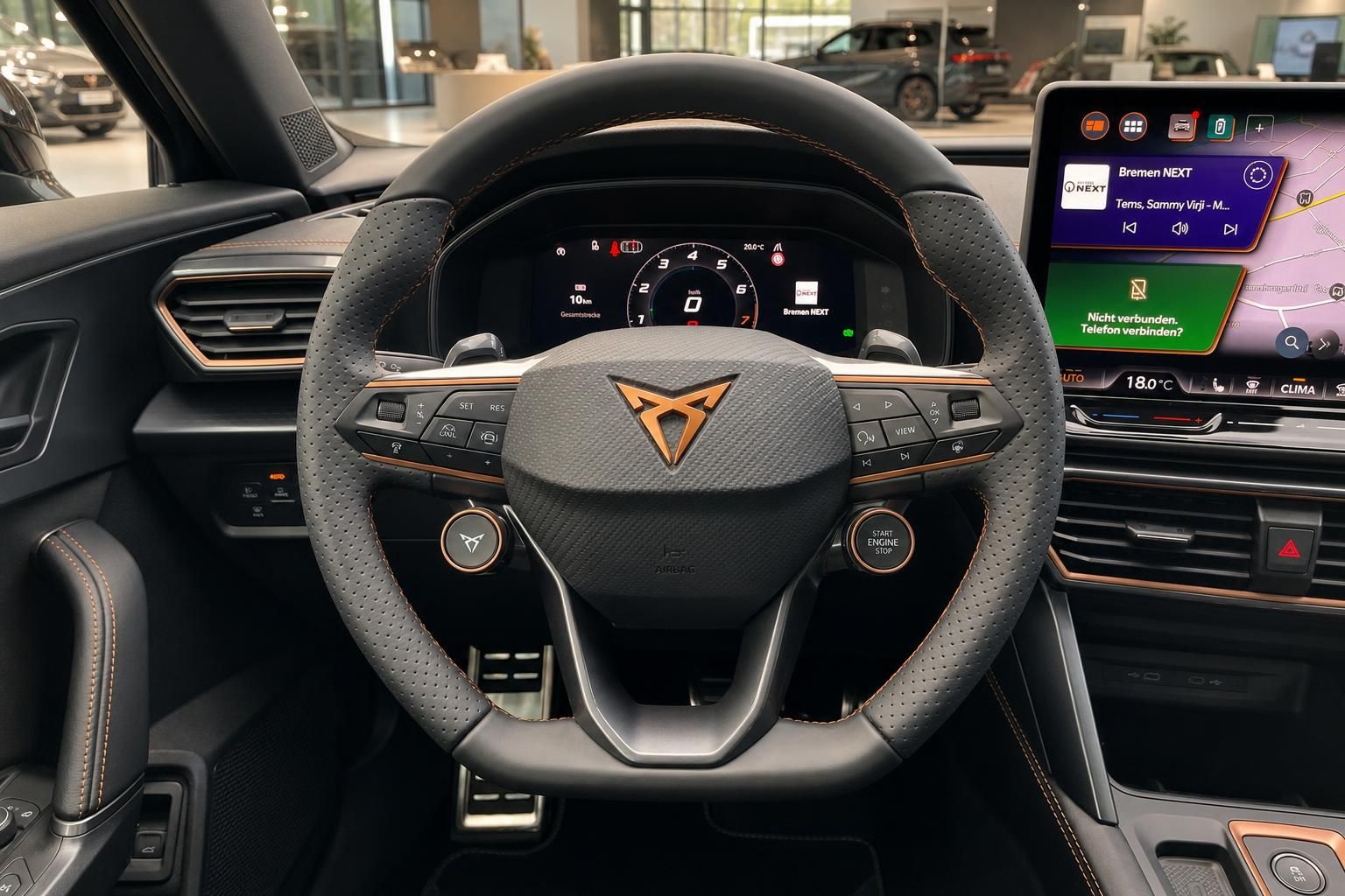 Lenkrad mit Cupra Logo und digitalem Cockpit im Innenraum