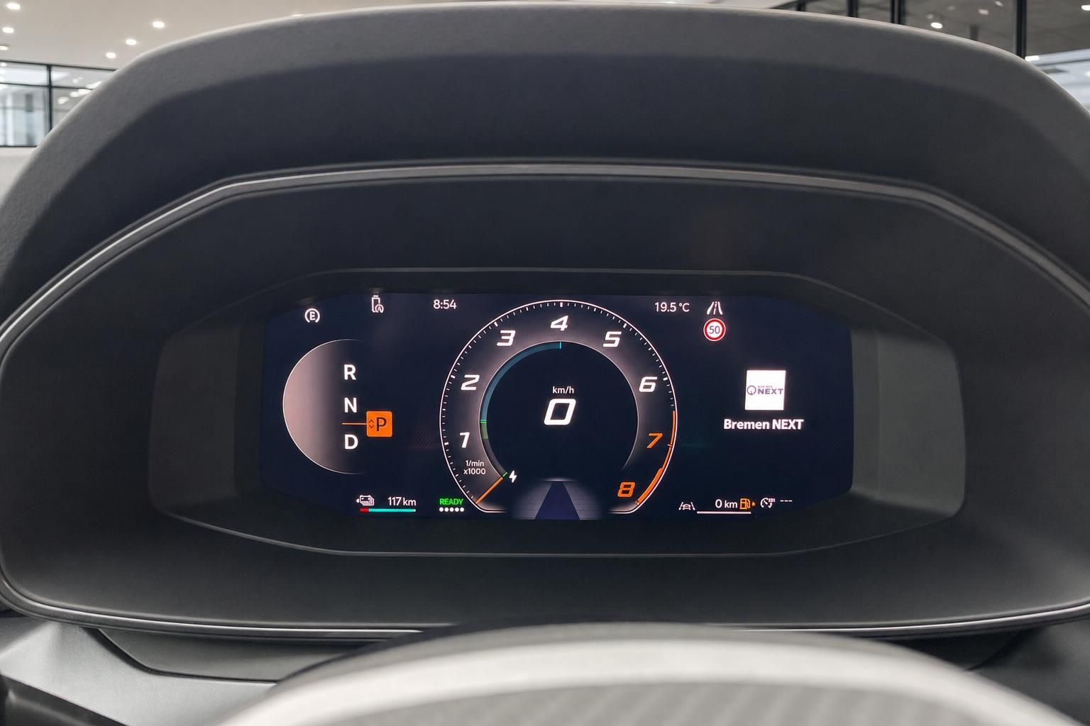 Digitales Cockpit mit Tacho und Ganganzeige im Fahrzeuginnenraum
