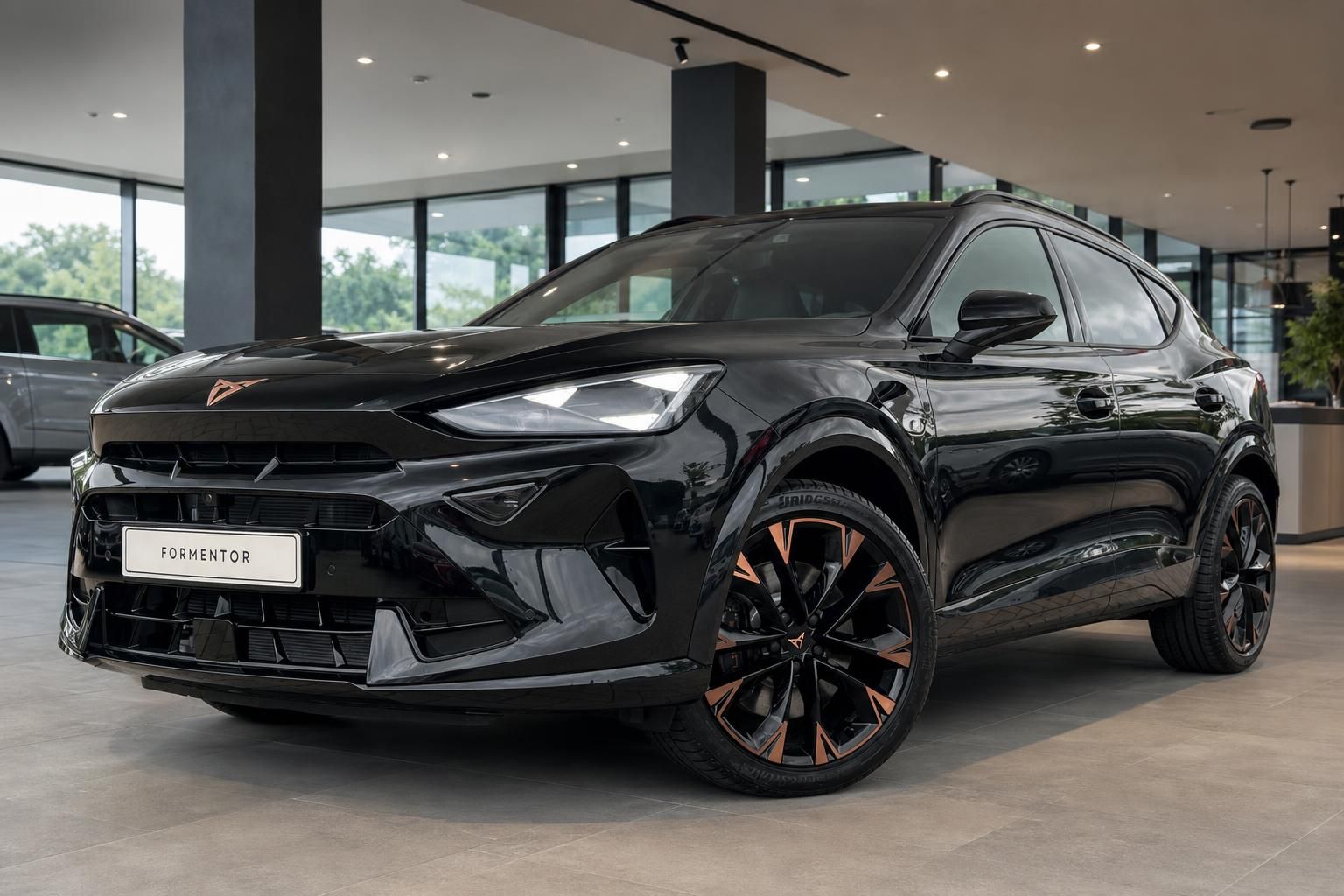 Cupra Formentor schwarz Frontansicht mit LED-Scheinwerfern im Showroom