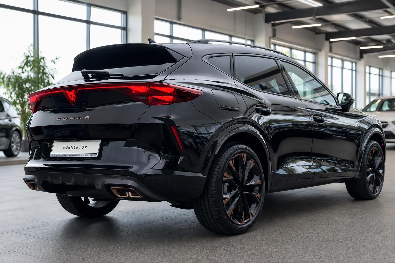 Cupra Formentor schwarz Heck-Seitenansicht mit sportlichen Felgen