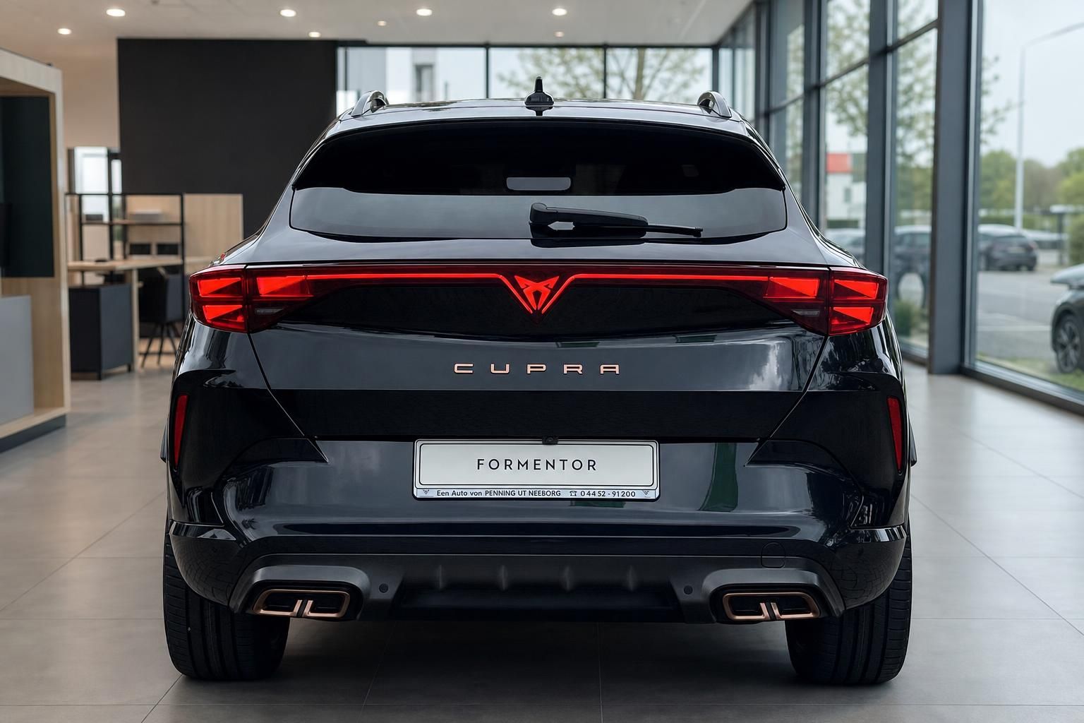 Cupra Formentor schwarz Heckansicht im Autohaus Showroom