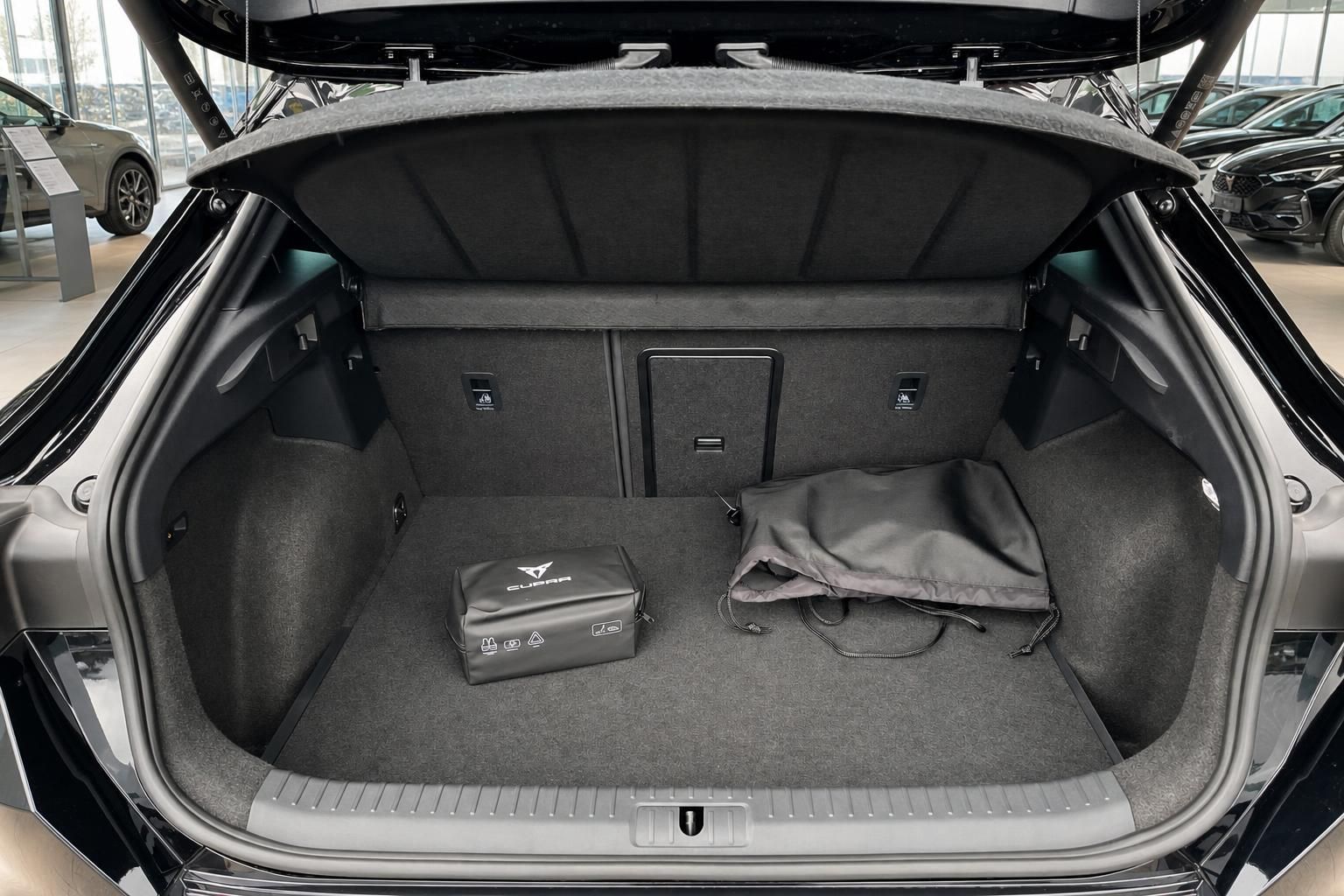 Cupra Formentor Kofferraum mit Zubehoertaschen und viel Stauraum