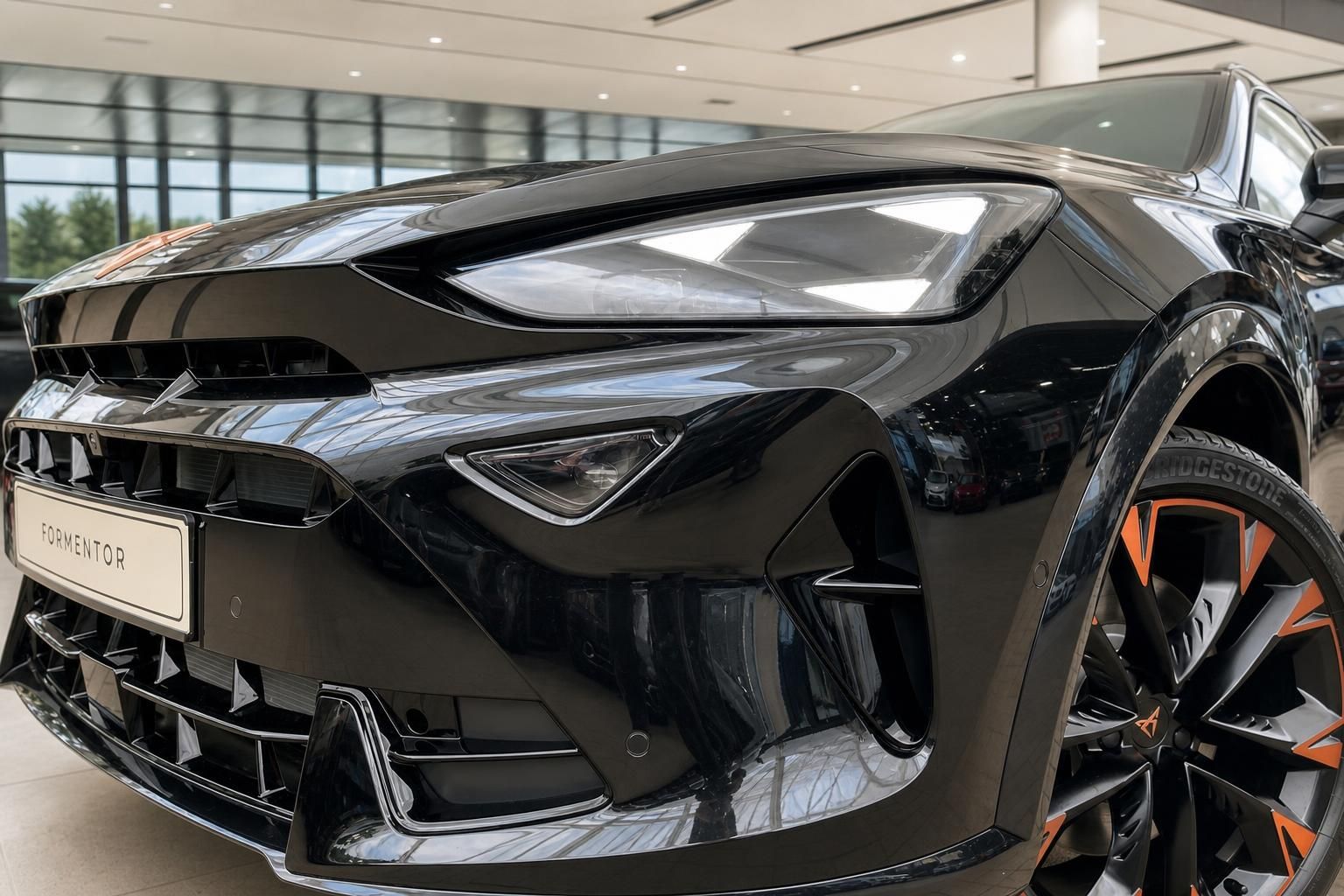Cupra Formentor Frontpartie in Schwarz mit Design-Felgen im Detail