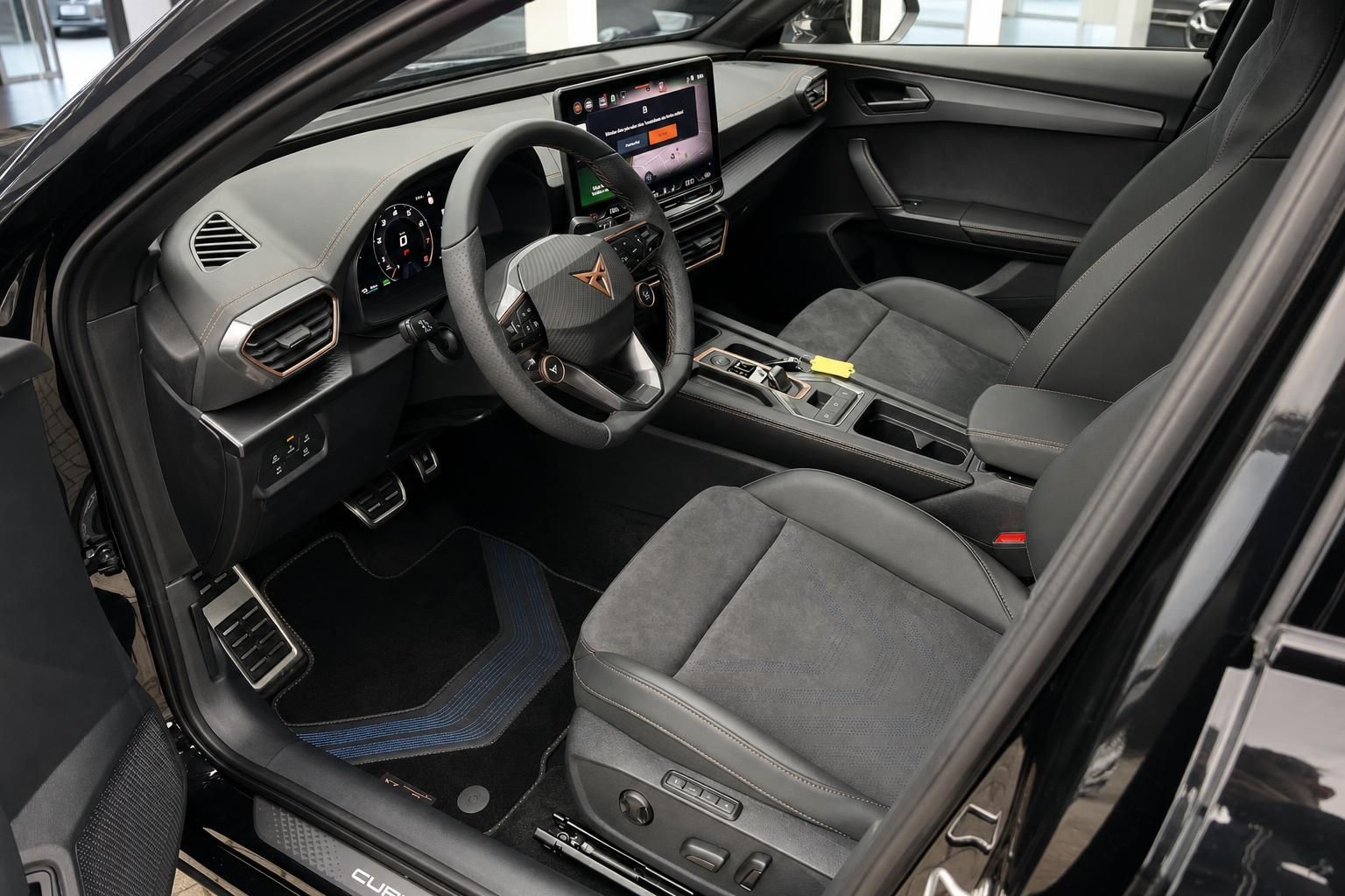 Cupra Formentor Innenraum mit Fahrersitz und Cockpit von vorne