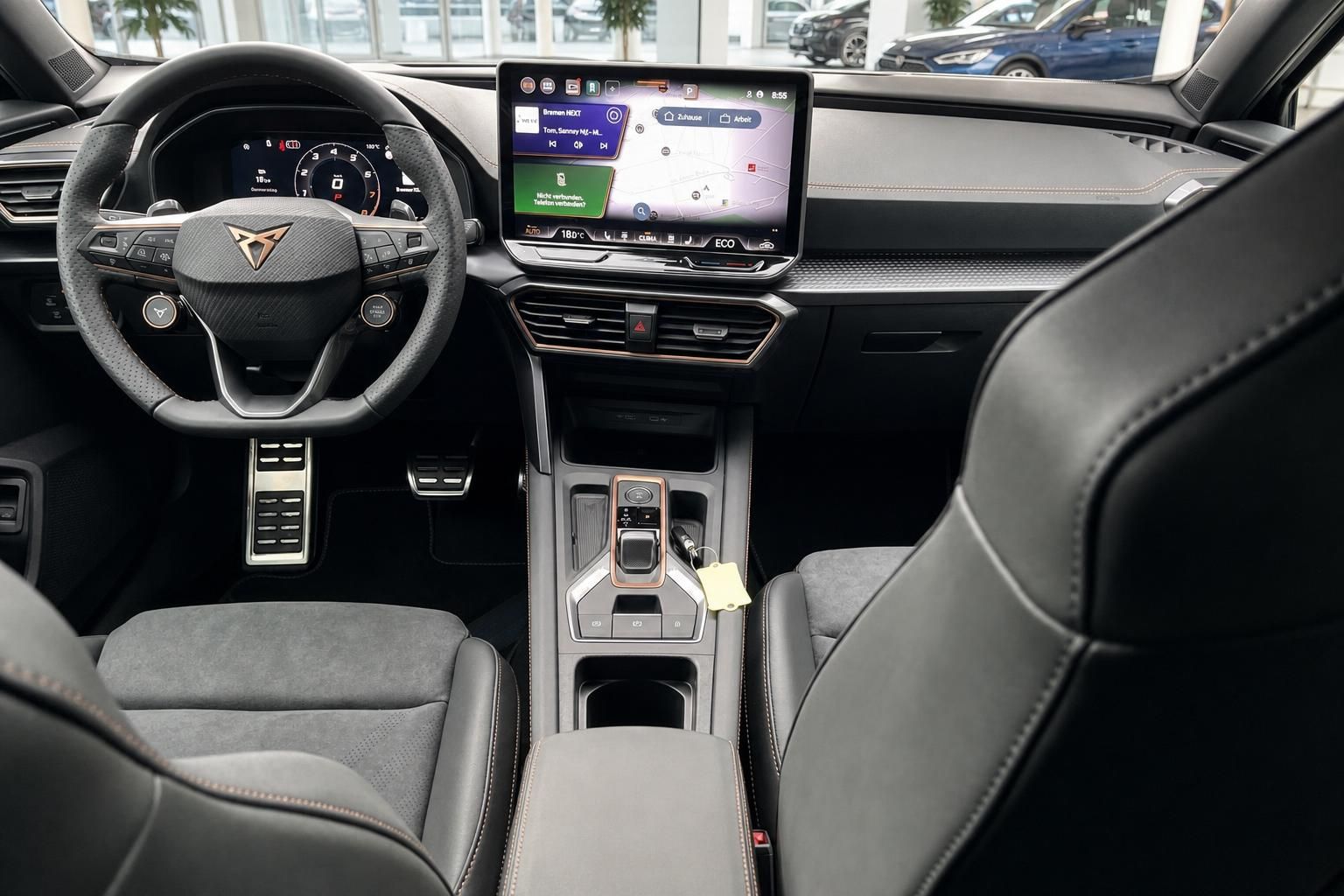 Cupra Formentor Cockpit mit Lenkrad und Touchscreen-Navigation