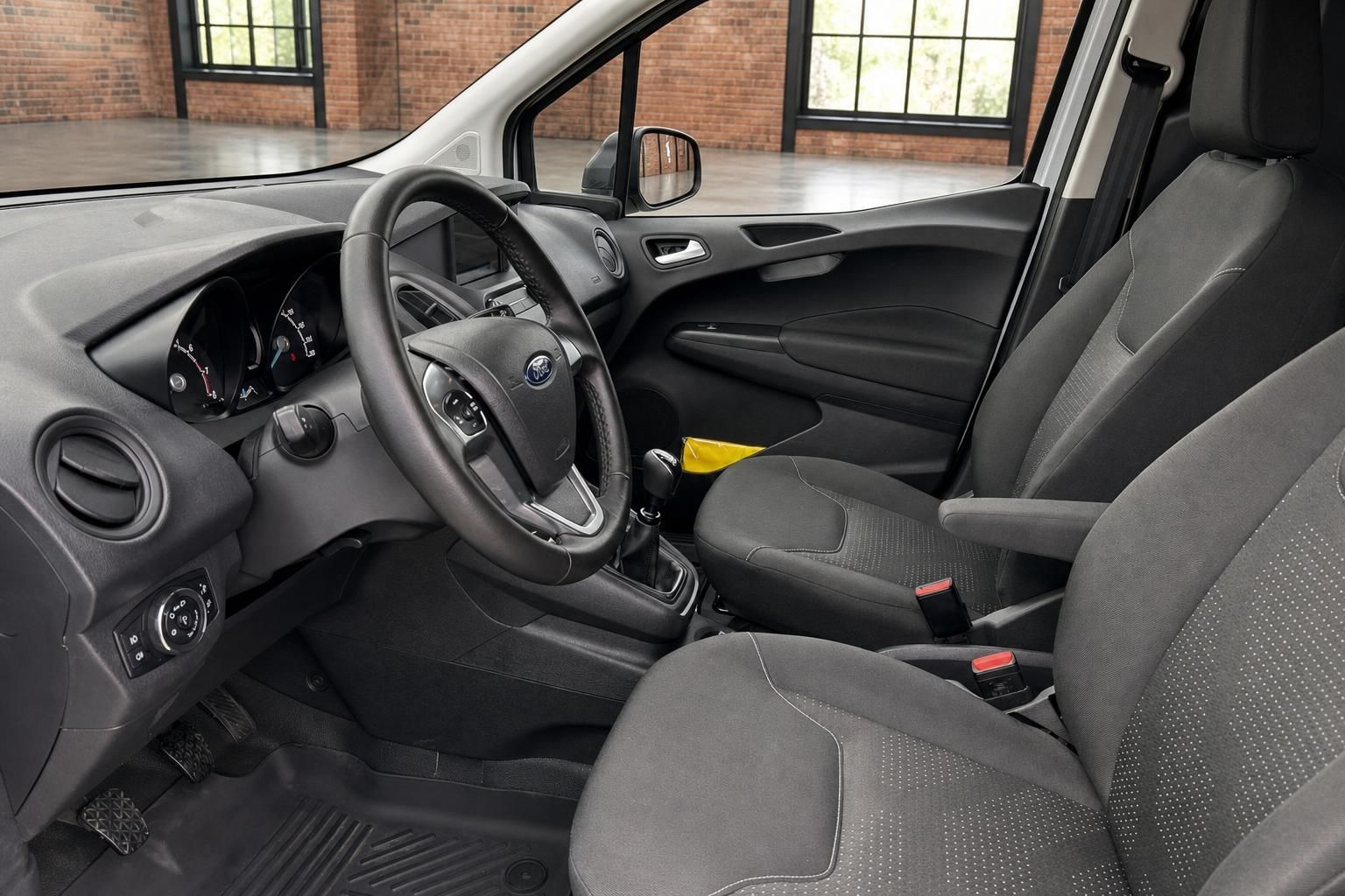 Ford Transit Connect Innenraum – Fahrersitz, Lenkrad und Armaturenbrett in grauem Stoffbezug