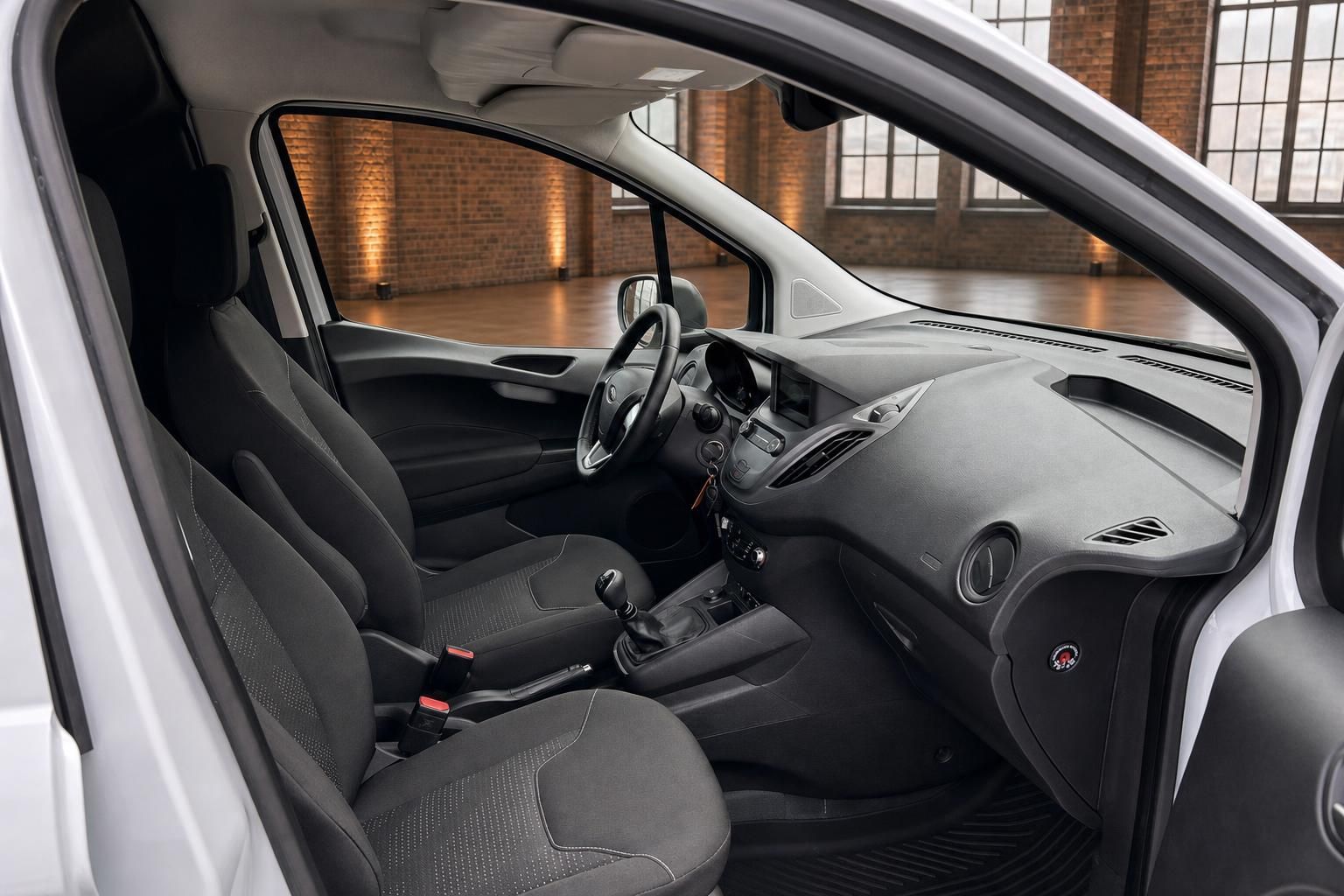 Ford Transit Connect Fahrgastraum – Vordersitze, Schaltgetriebe und Armaturenbrett seitlich