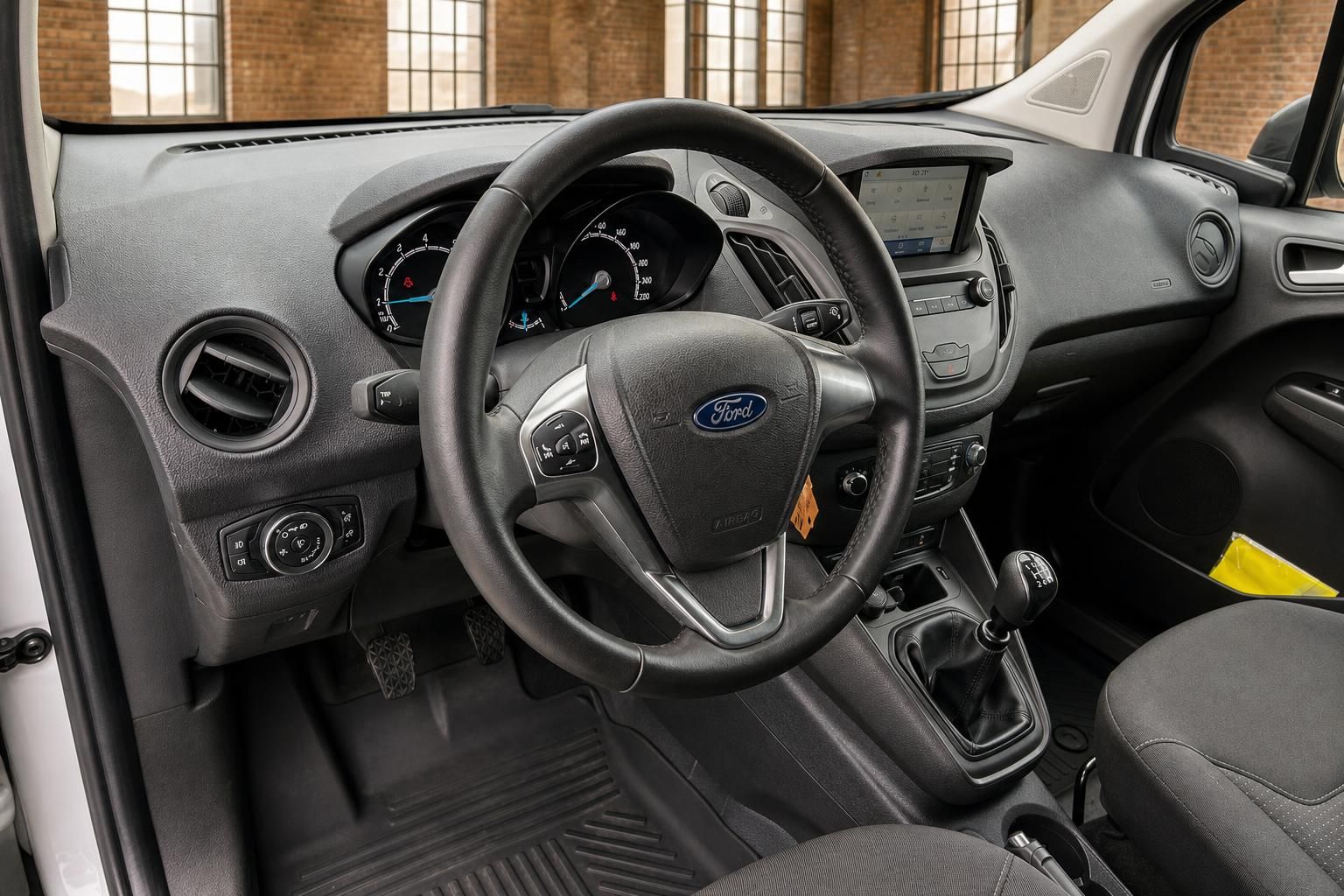 Ford Transit Connect Innenraum – Lenkrad mit Ford-Logo, Tacho und Navigationsdisplay