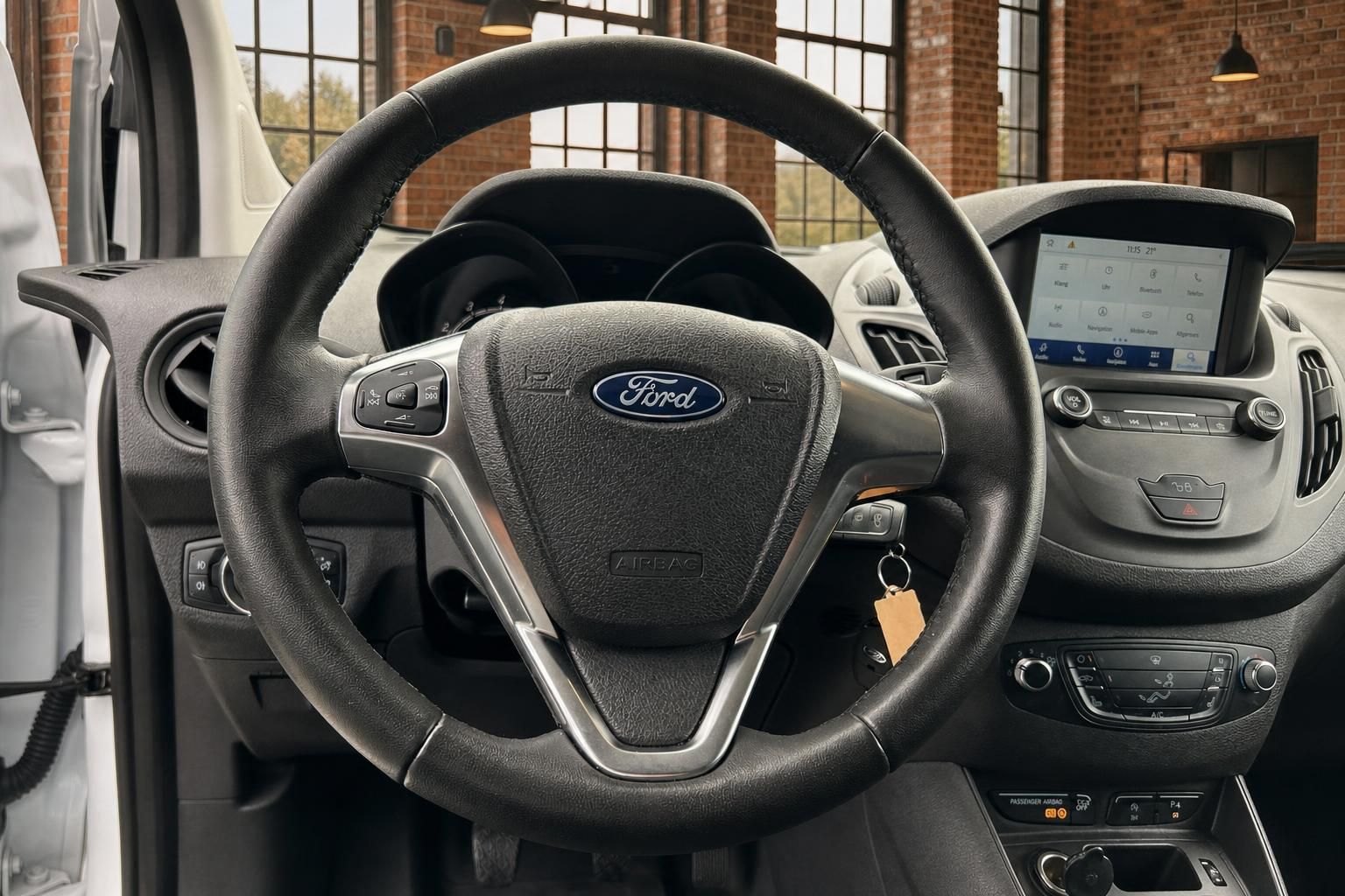 Ford Transit Connect Lenkrad Nahaufnahme – Airbag, Multifunktionstasten und SYNC-Infotainment