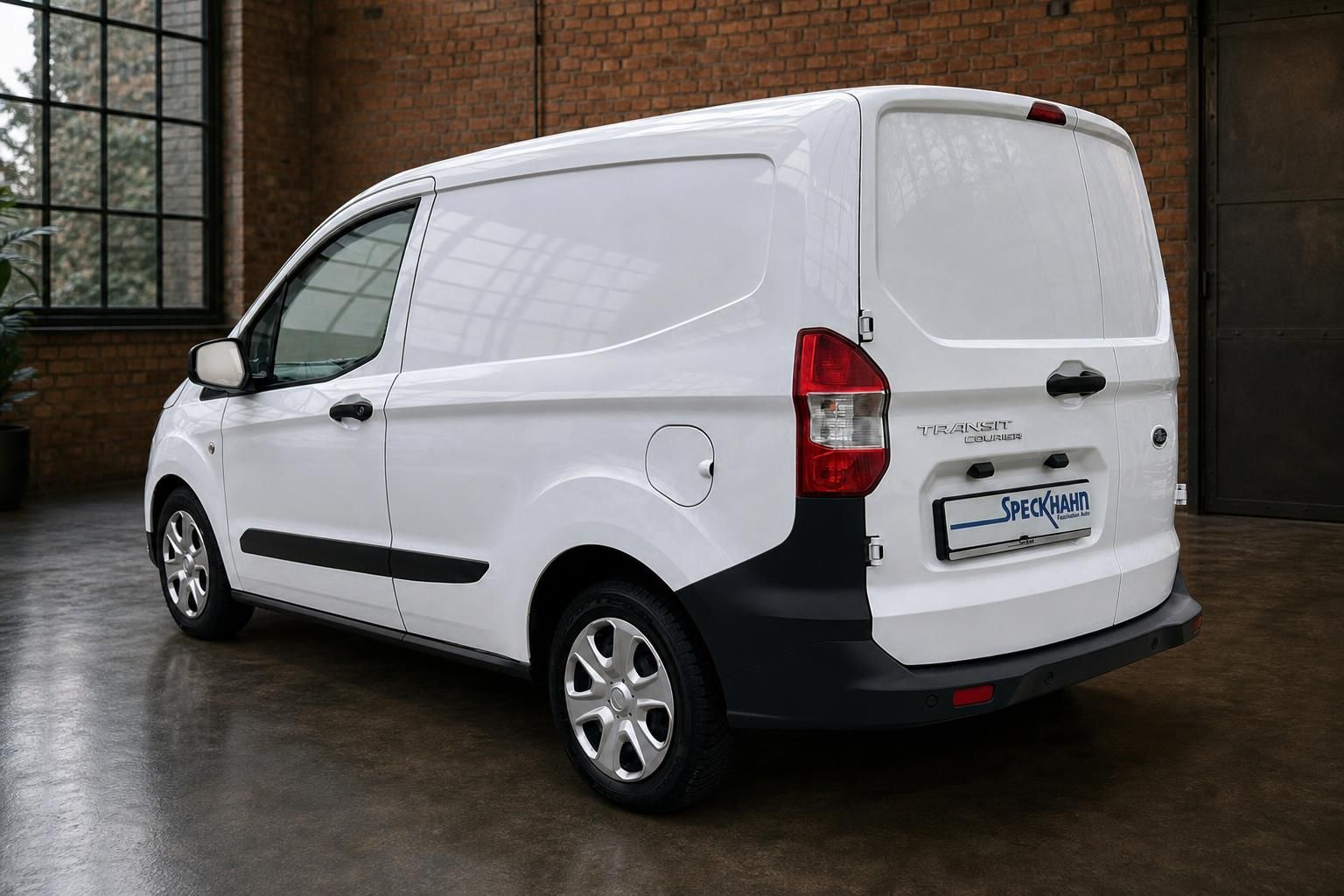 Ford Transit Courier Kastenwagen weiss Heckansicht schraeg links Seitenansicht Haendlerfoto