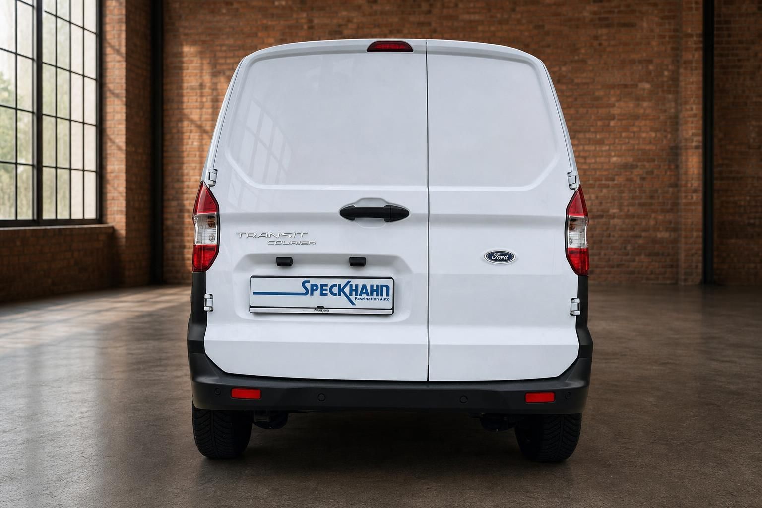 Ford Transit Courier Kastenwagen weiss direkte Heckansicht Rueckleuchten Haendlerfoto