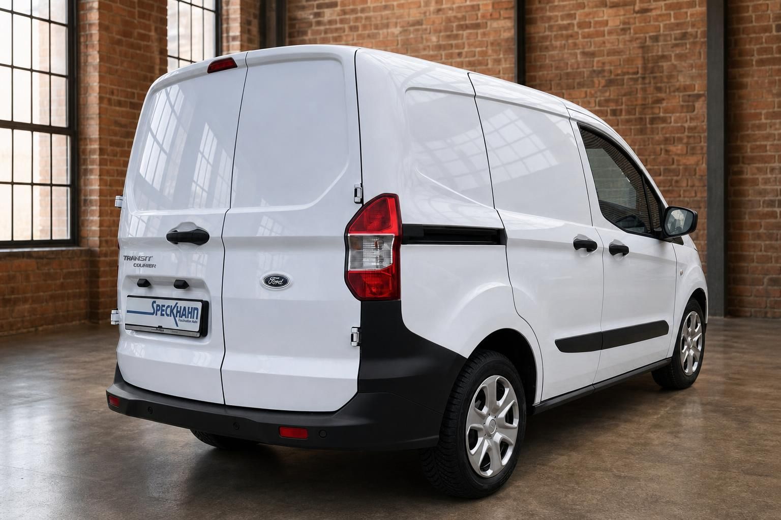Ford Transit Courier Kastenwagen weiss Heckansicht schraeg rechts Haendlerfoto