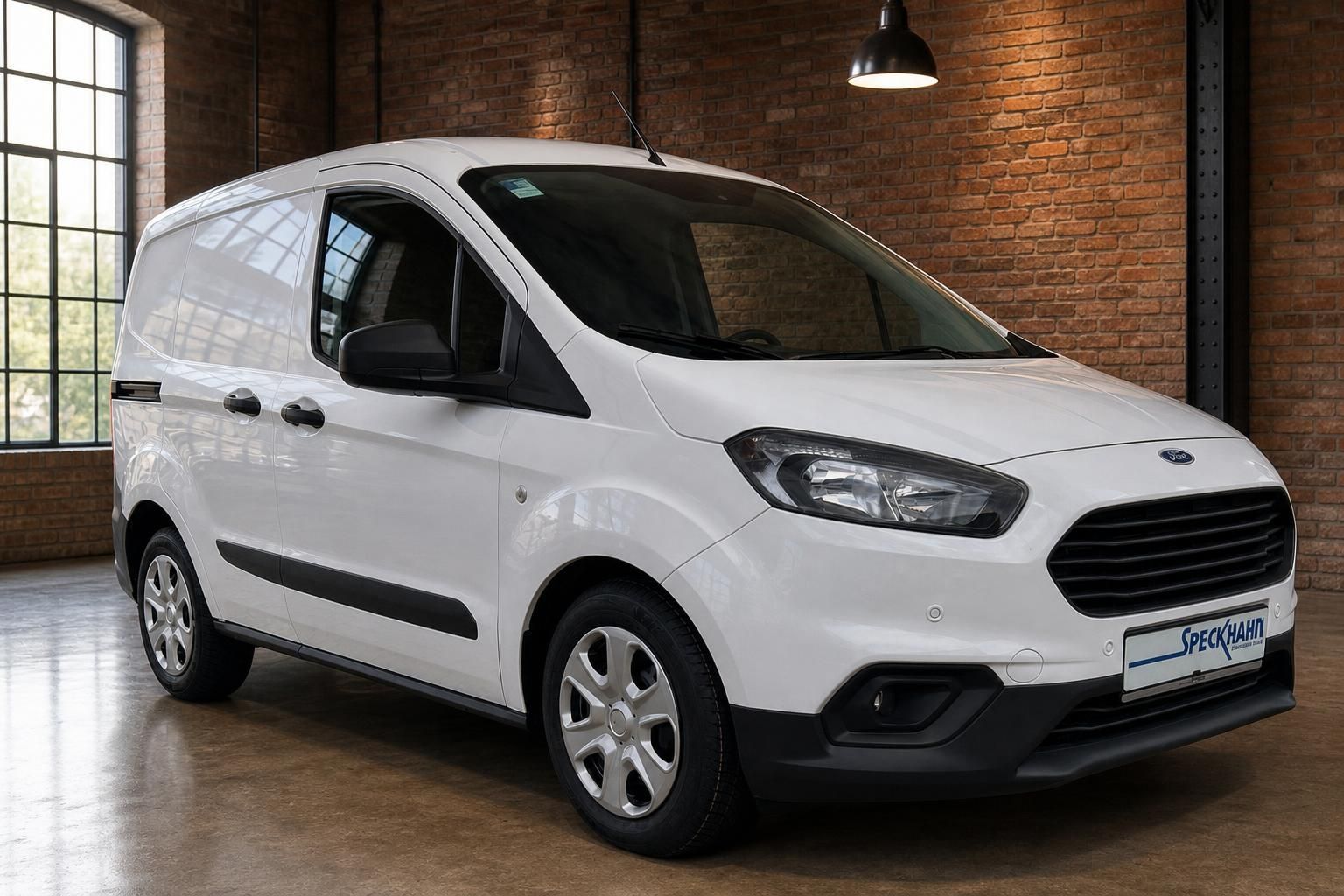 Ford Transit Courier Kastenwagen weiss Frontansicht schraeg rechts Haendlerfoto Innenraum
