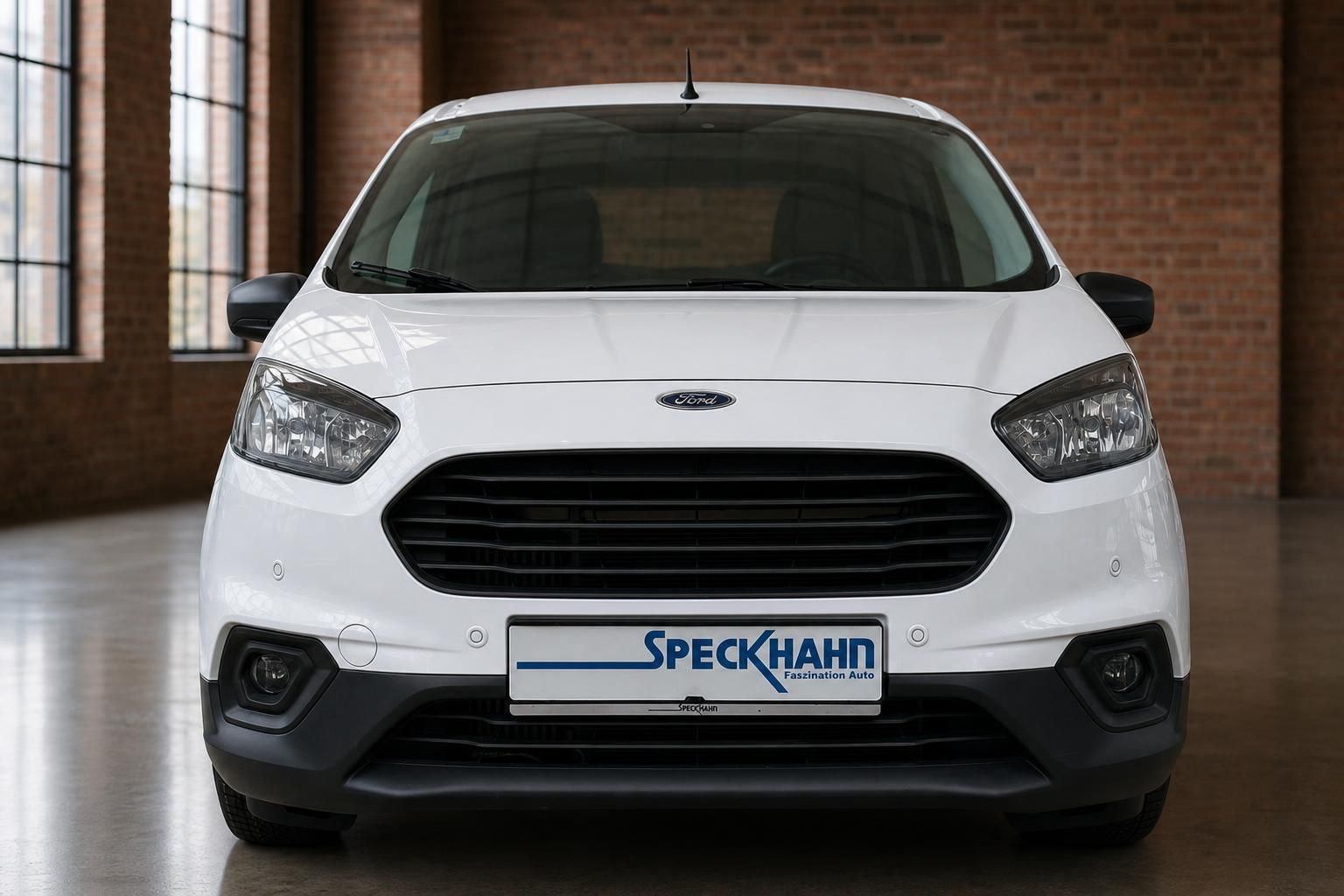 Ford Transit Courier weiss Frontansicht – Transporter mit schwarzem Kühlergrill und Nebelscheinwerfern
