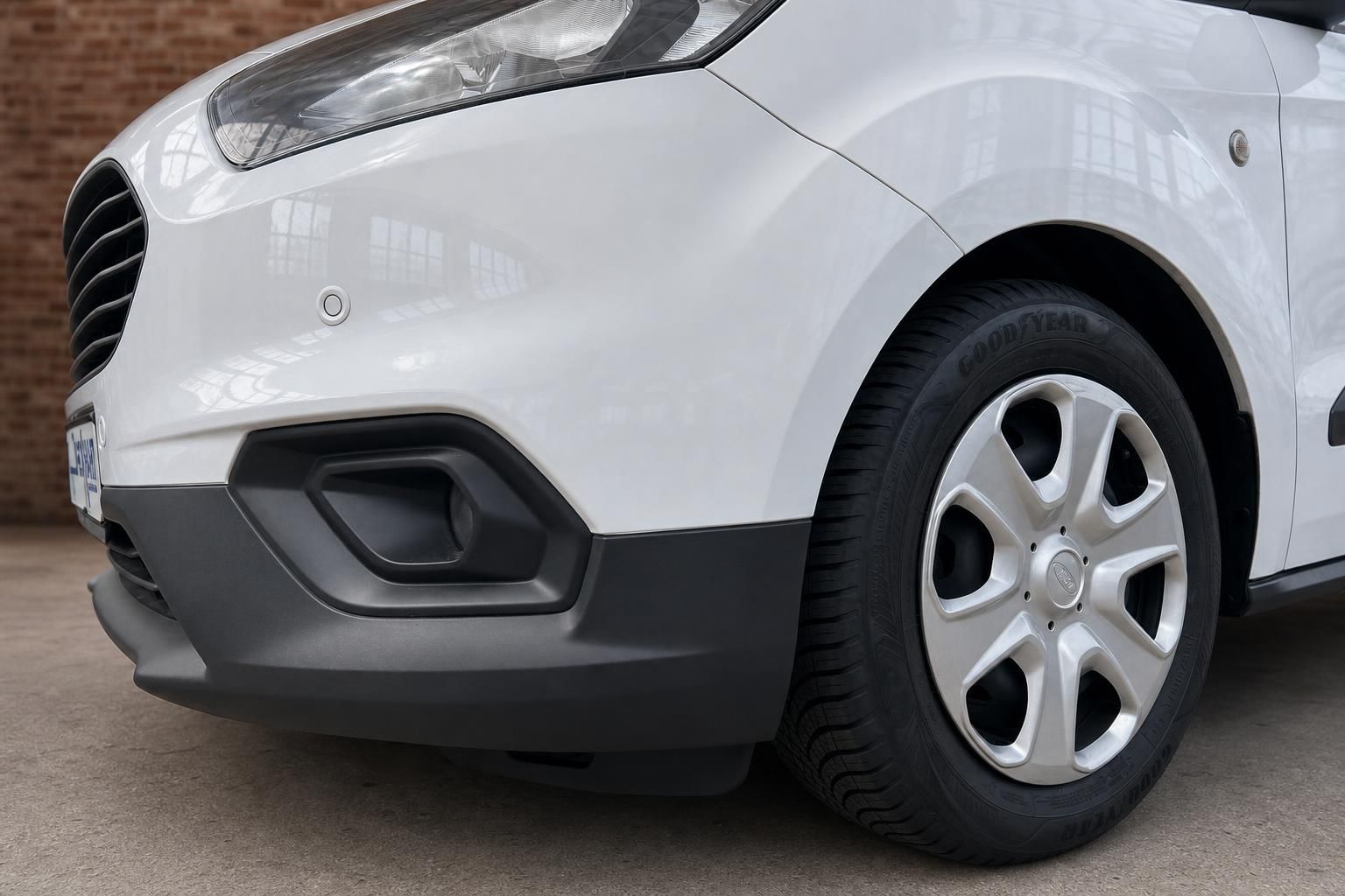 Ford Transit Courier weiss Frontpartie Detail – Stoßstange, Nebelscheinwerfer und Vorderrad