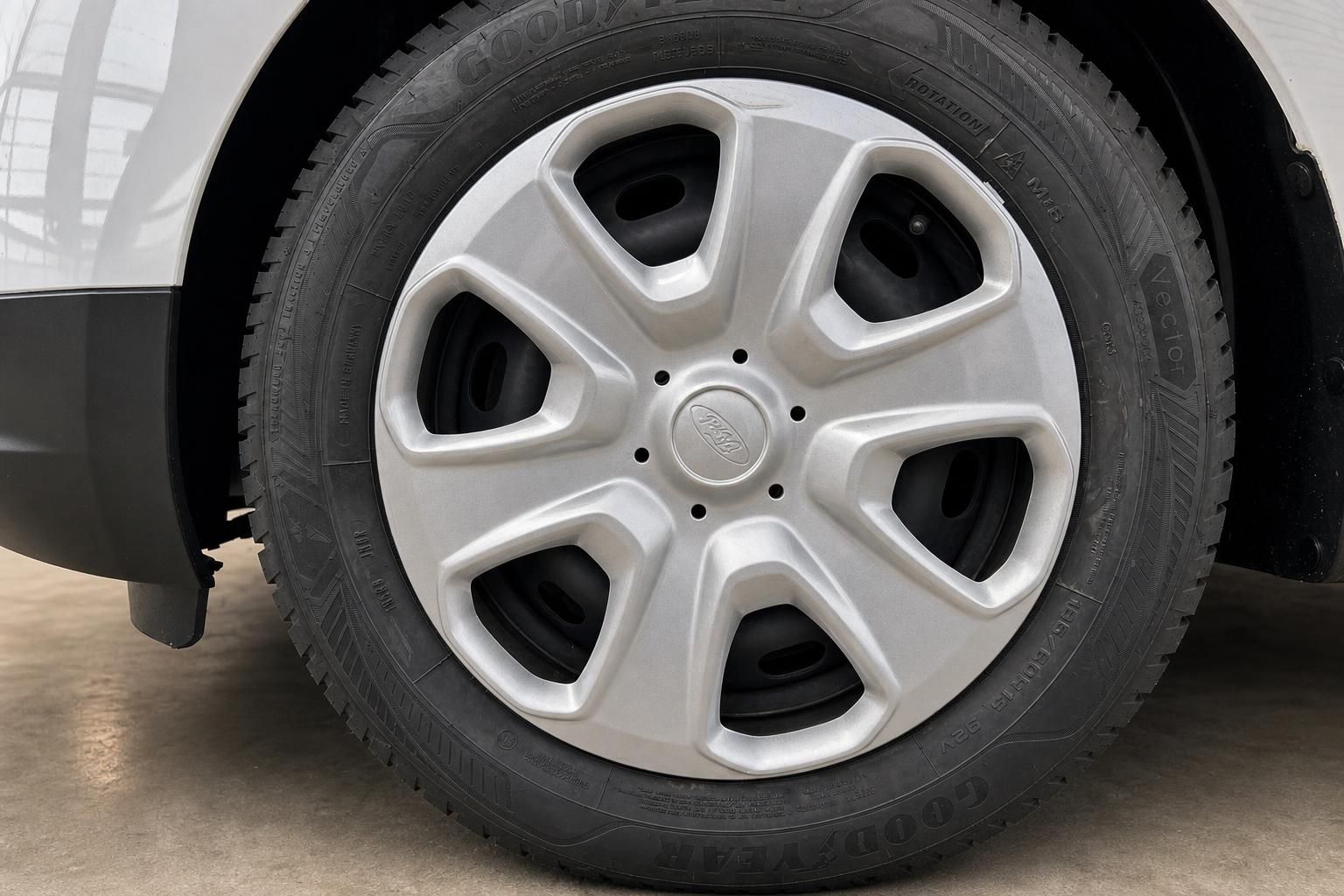 Ford Transit Courier Felge silber – Goodyear Vector Reifen Nahaufnahme Detailansicht