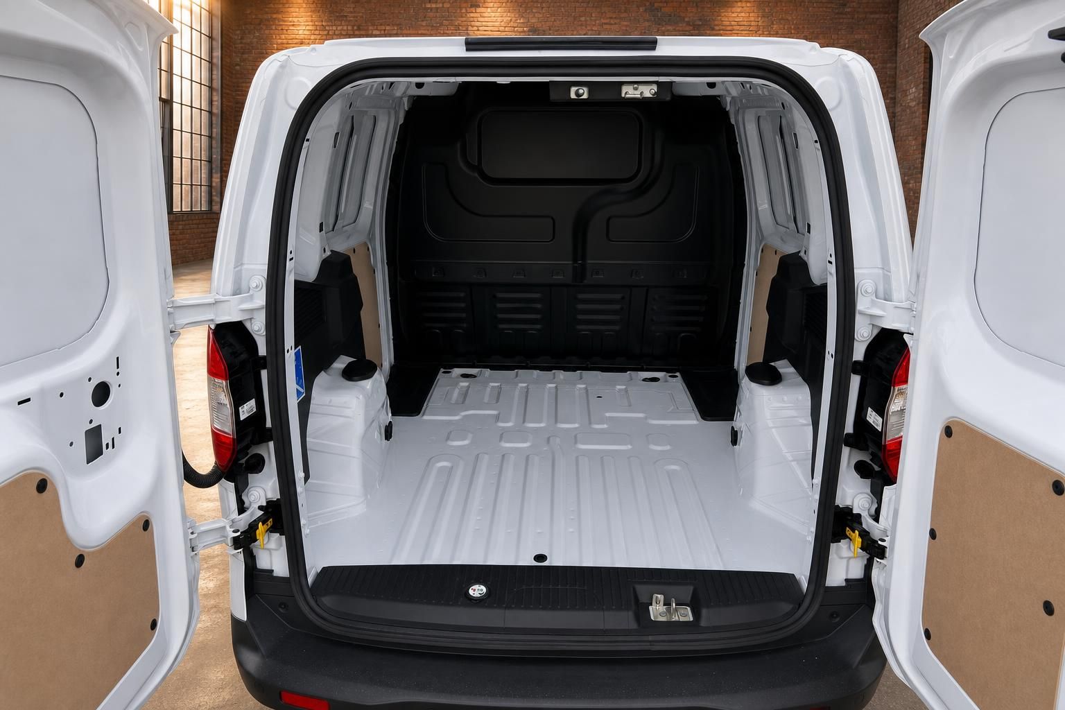 Ford Transit Courier Laderaum offen – geräumiger weisser Kofferraum mit offenen Hecktüren