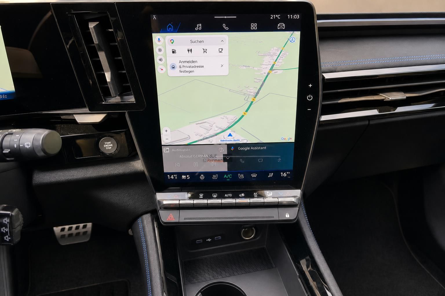 Infotainment-Display mit Navigationskarte im Fahrzeugcockpit