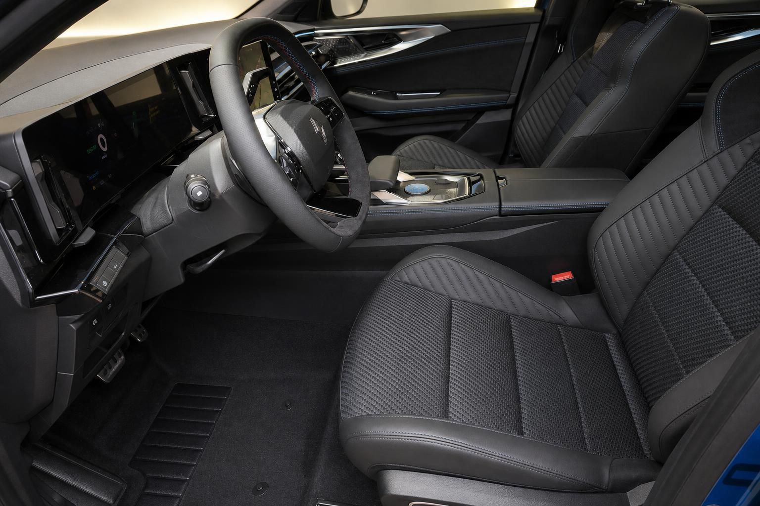 Innenraum Renault Austral mit Sportsitzen und Cockpit