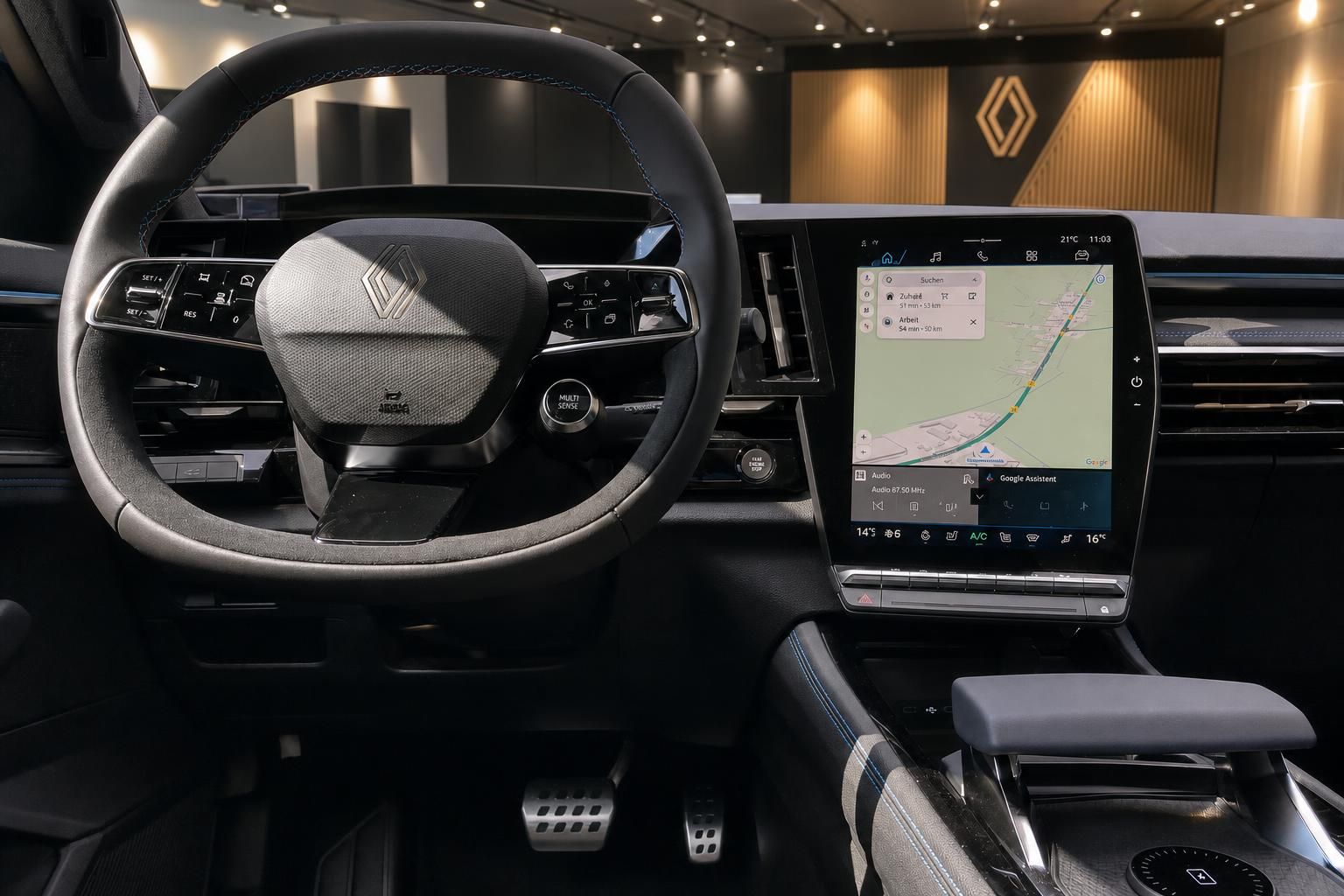 Cockpit Renault Austral mit Lenkrad und Touchscreen Navigation