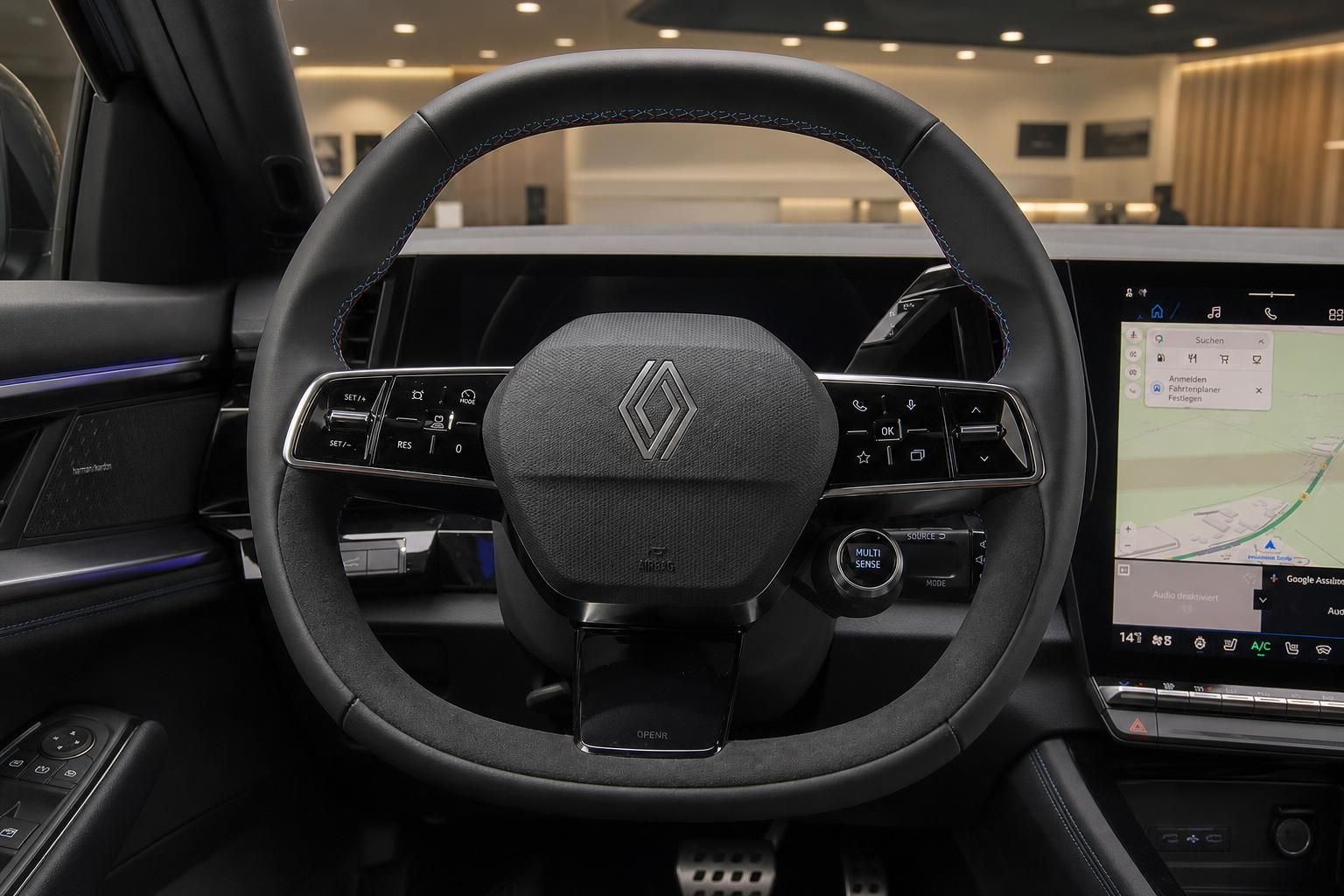 Lenkrad mit Multifunktionstasten und Navigationsdisplay im Renault Cockpit