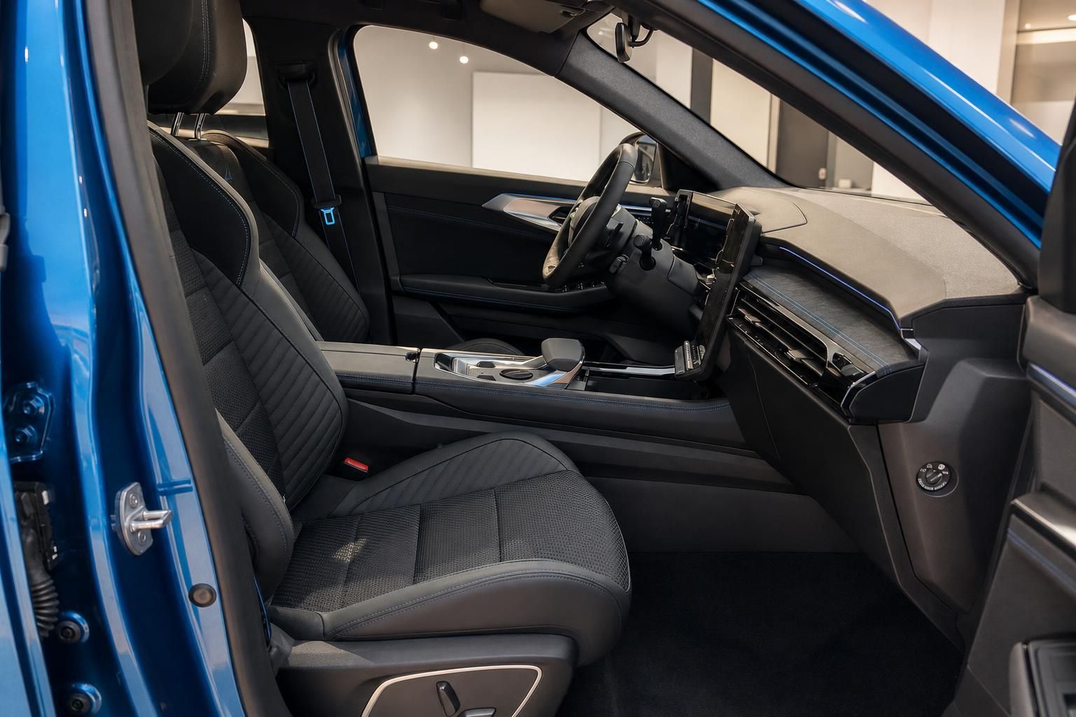 Innenraum Renault mit blauer Lackierung und schwarzen Sportsitzen