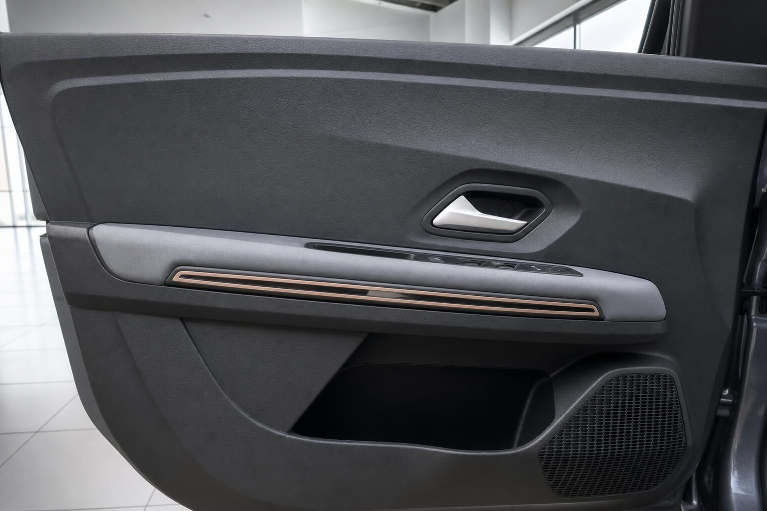 Dacia Fahrzeug Türverkleidung mit Fensterheber, Kupferdetails und Lautsprecher