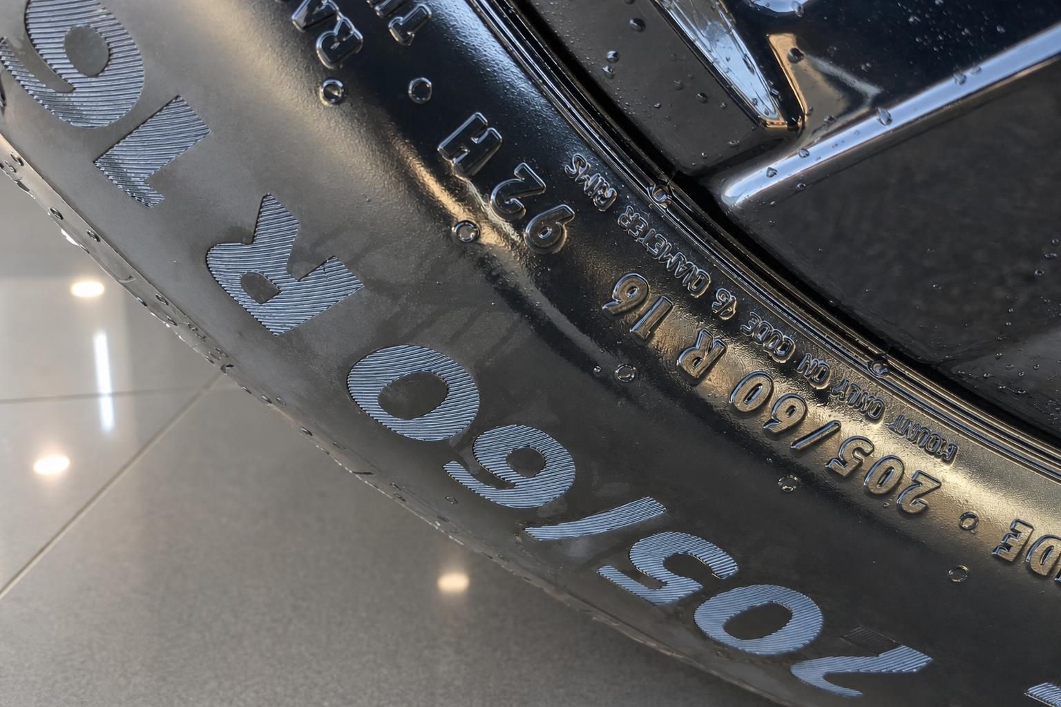 Detailaufnahme Reifen mit Größenangabe und Continental Schriftzug