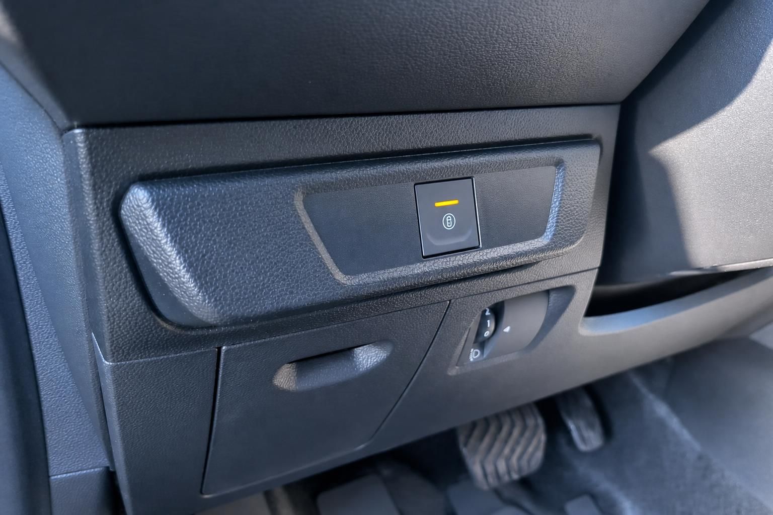 Fahrzeug Innenraum Detail mit Türgriff und Bedienknöpfen