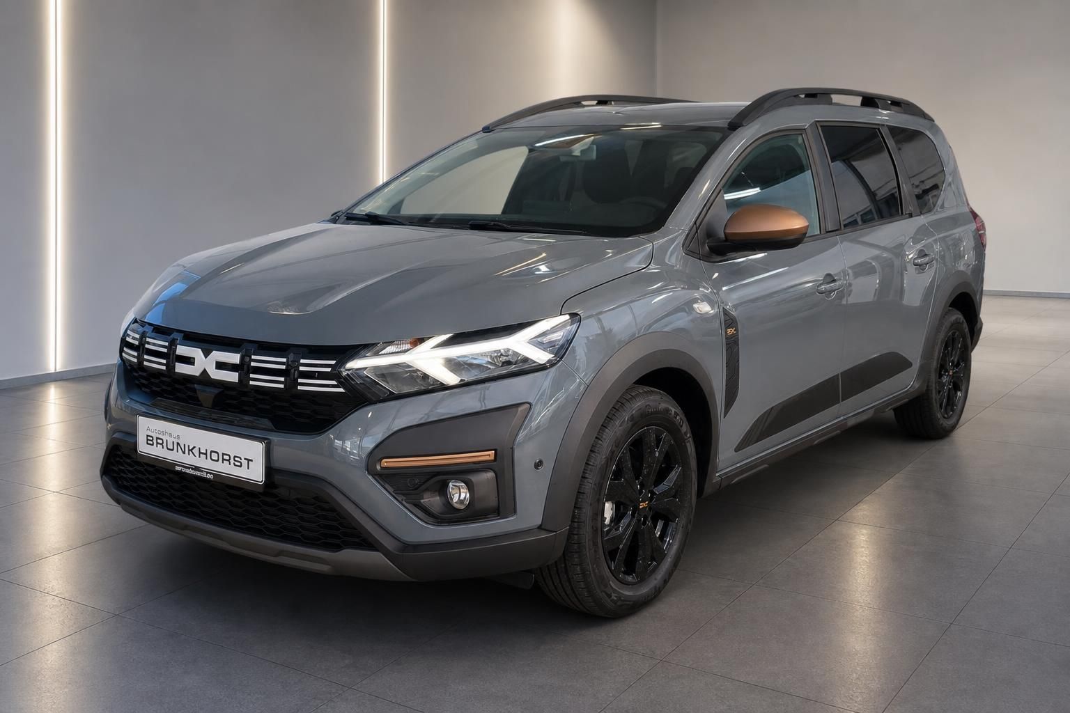 Dacia Jogger SUV in grau - Seitenansicht mit schwarzen Felgen im Autohaus