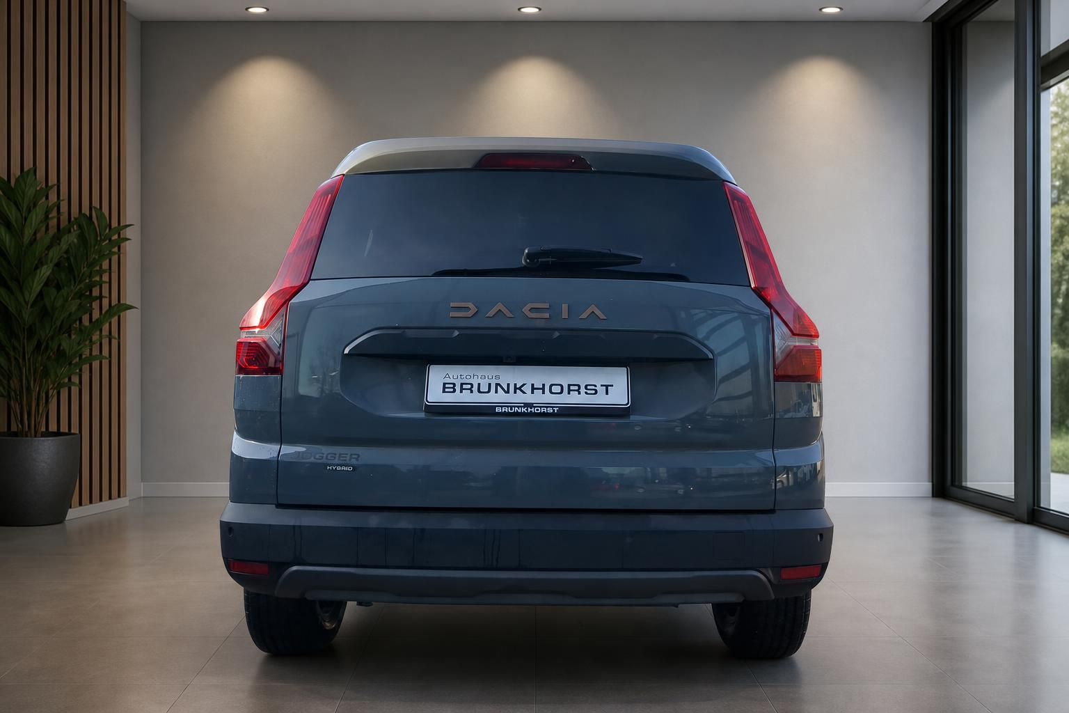 Dacia Jogger Hybrid - Heckansicht in grau im Autohaus Brunkhorst Showroom
