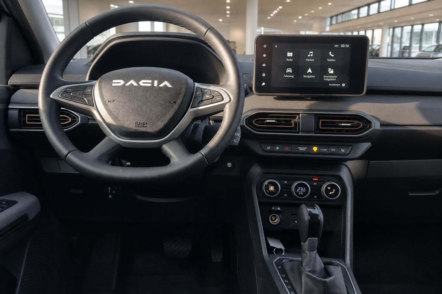 Dacia Cockpit mit Lenkrad, Touchscreen-Display und modernen Bedienelementen