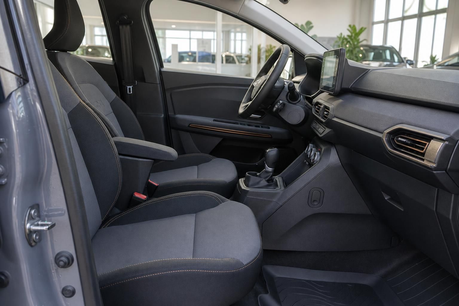 Dacia Fahrzeug Cockpit mit Fahrer- und Beifahrersitz, Schaltknauf und Mittelkonsole