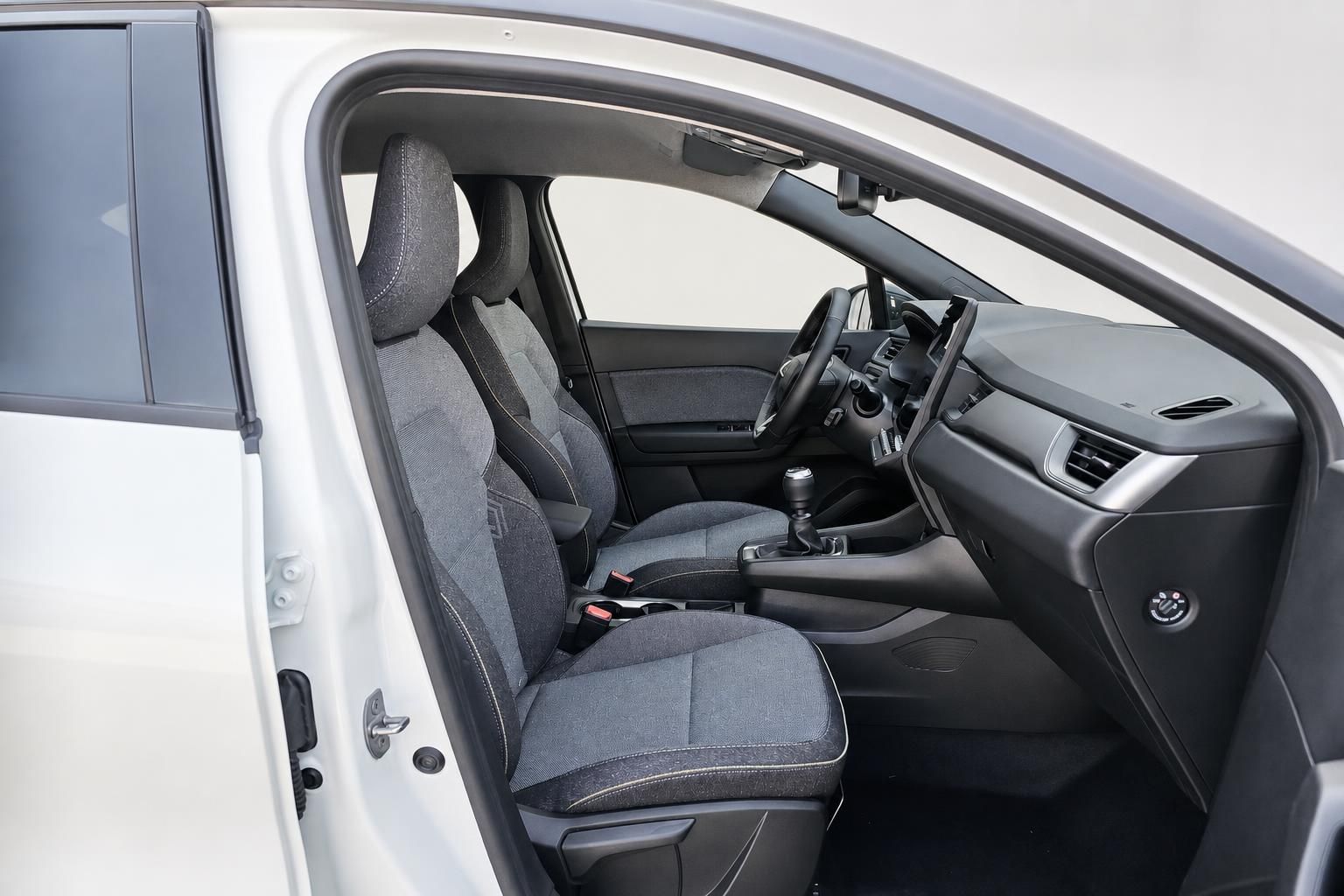Renault Fahrzeuginnenraum Blick auf Sitze und Cockpit von aussen