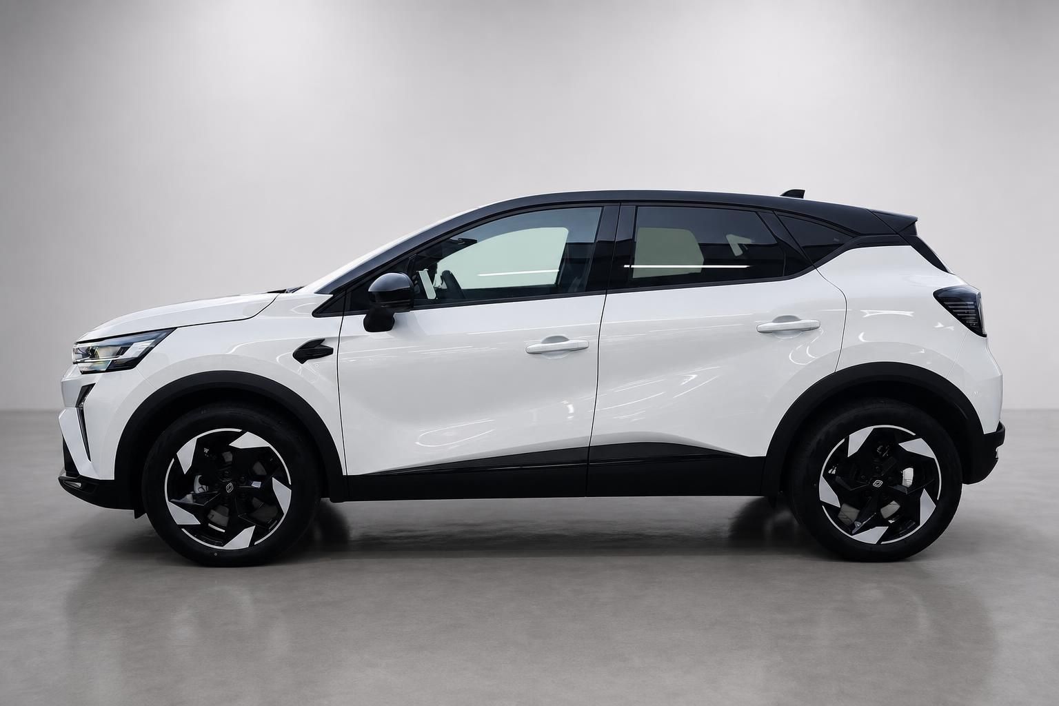 Renault Captur weiss Seitenansicht mit schwarzem Dach im Fotostudio