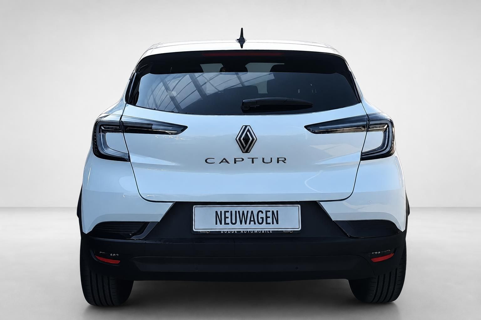 Renault Captur weiß, Heckansicht frontal im Studio