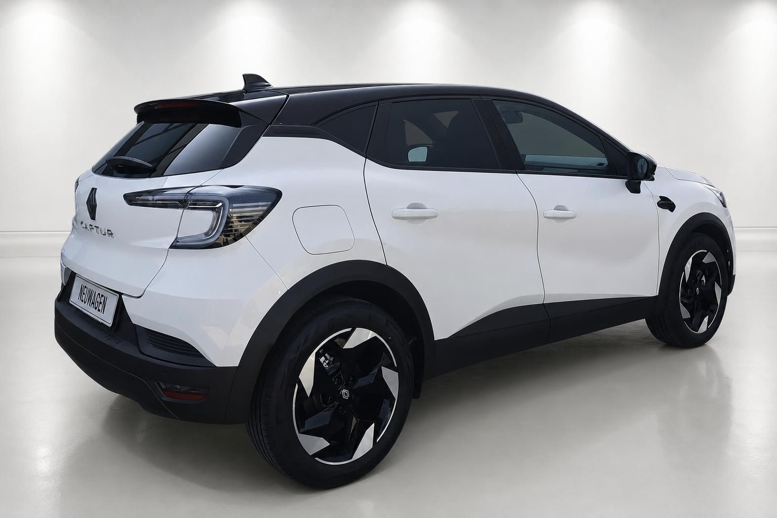 Renault Captur weiß, Heckansicht schräg im Studio