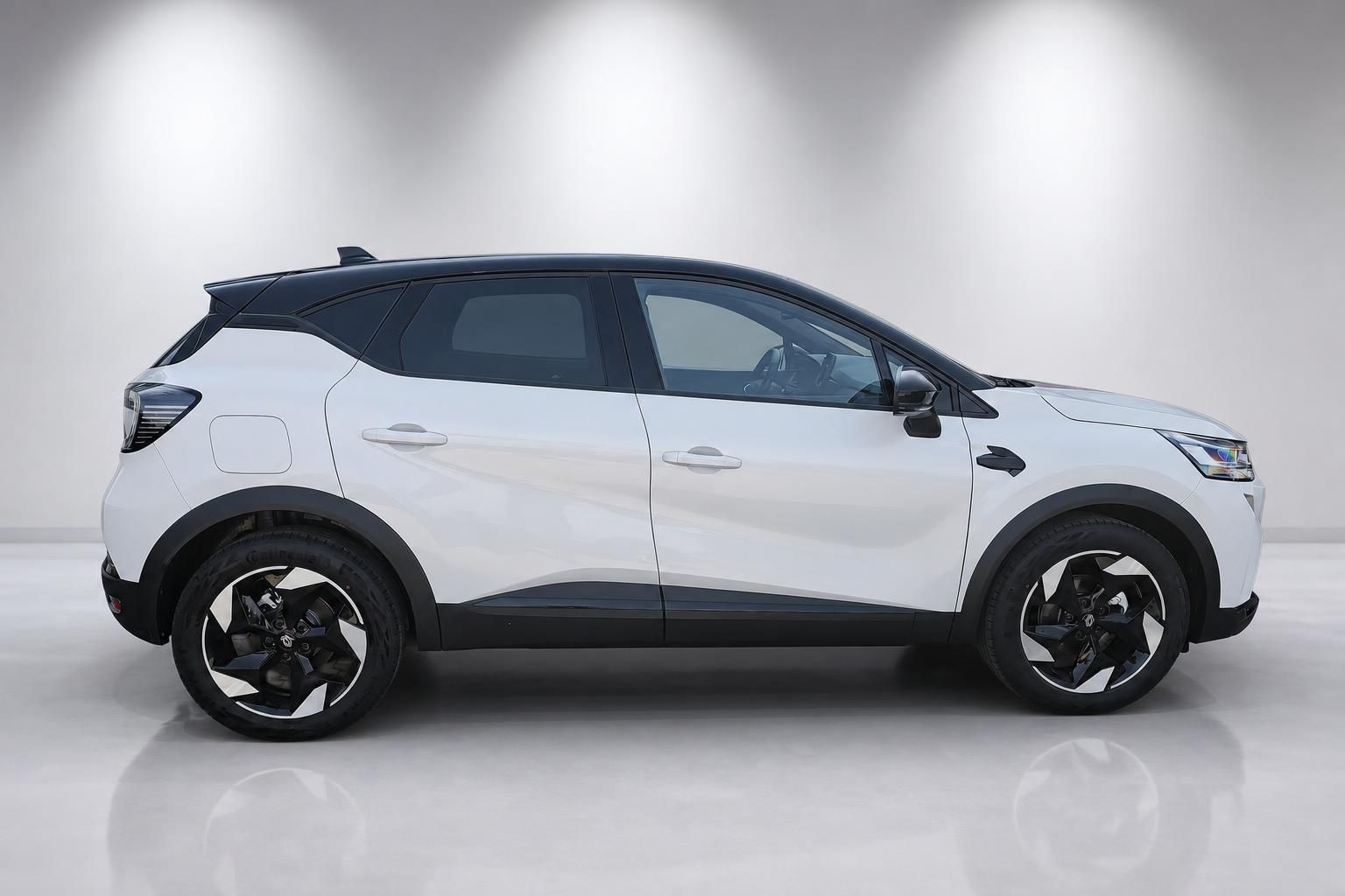 Renault Captur weiß, Seitenansicht im Fotostudio