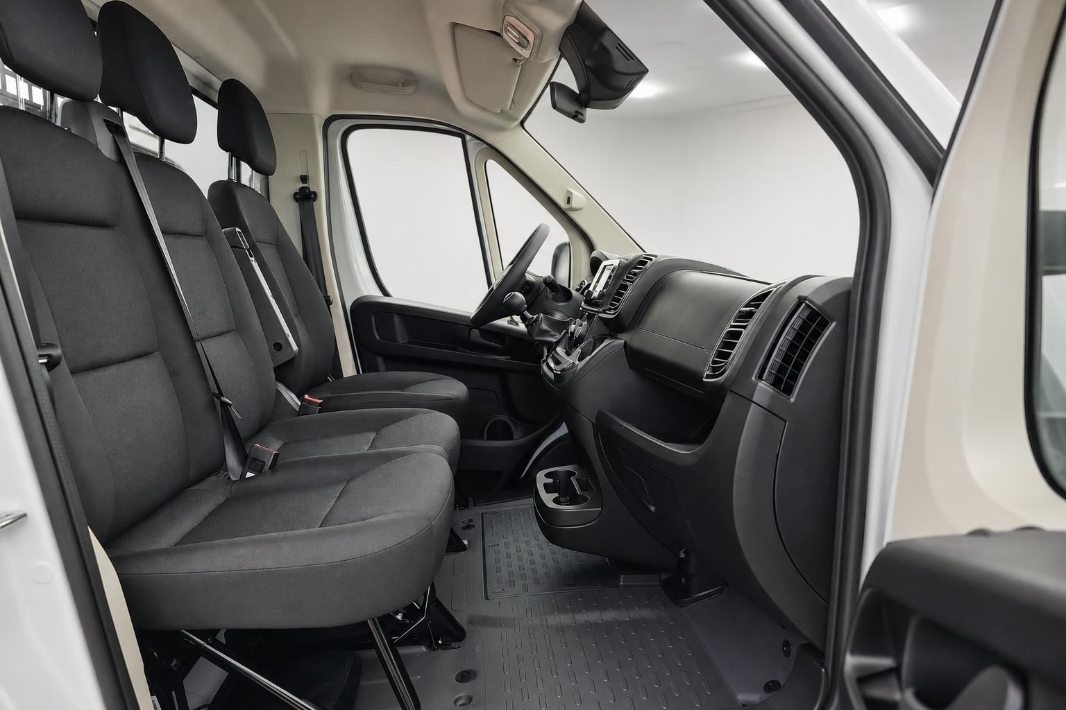 Fiat Ducato Innenraum mit Fahrersitz, Lenkrad und Armaturenbrett