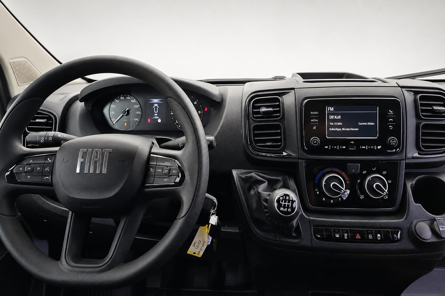 Fiat Ducato Cockpit mit Lenkrad, Tacho und Infotainment-Display