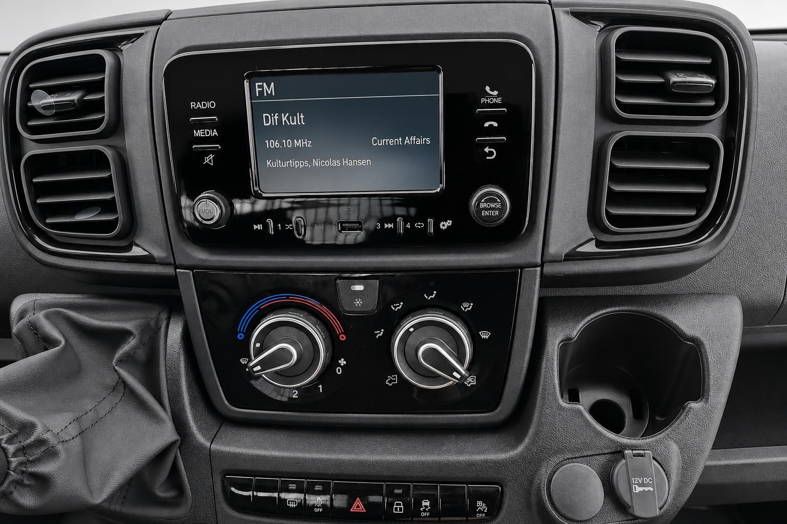 Fiat Ducato Mittelkonsole mit Radio, Klimabedienung und USB-Anschluss